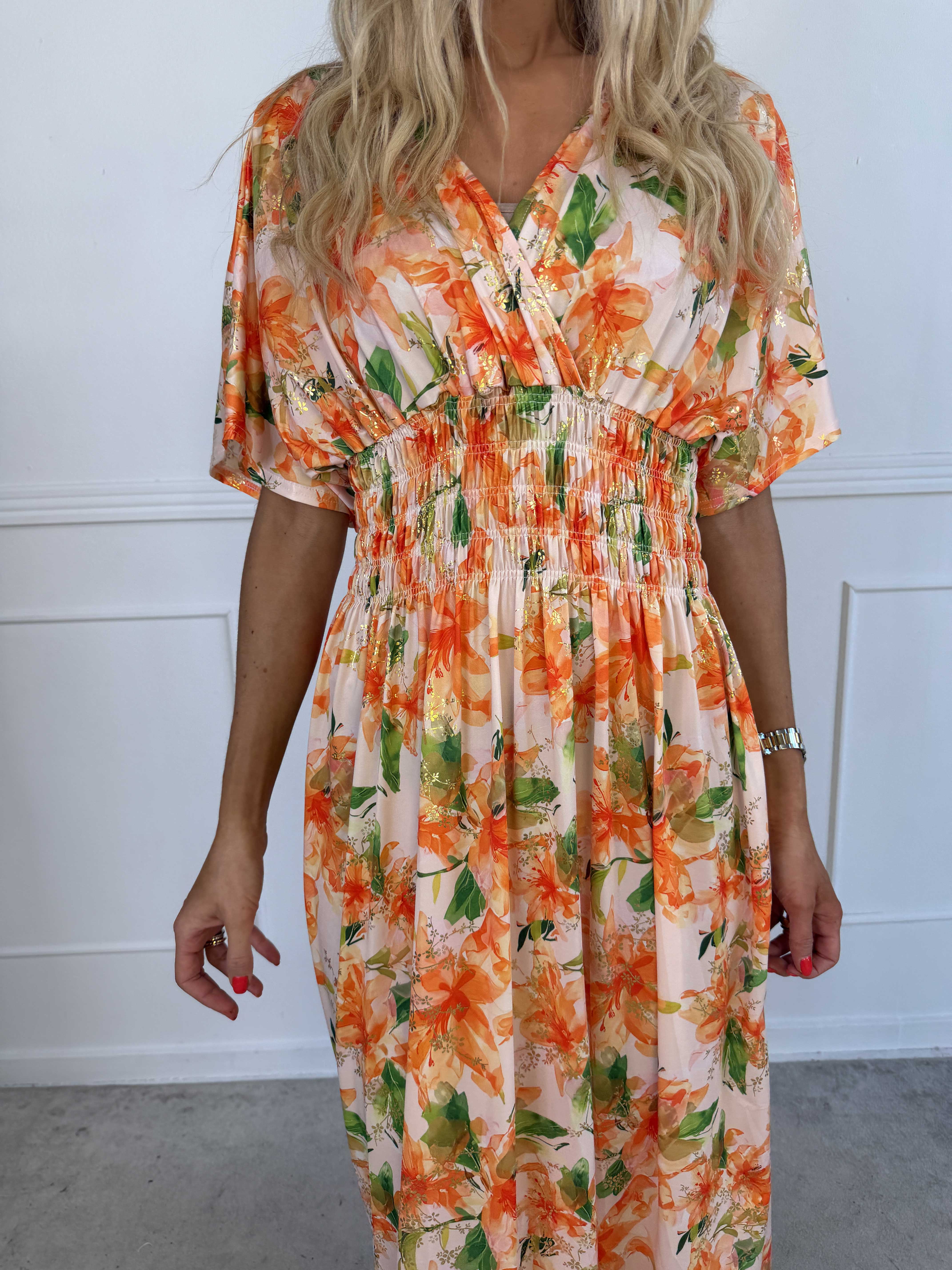 Pams Flourish - Lang elastisk kjole med fine blomster og guld blade