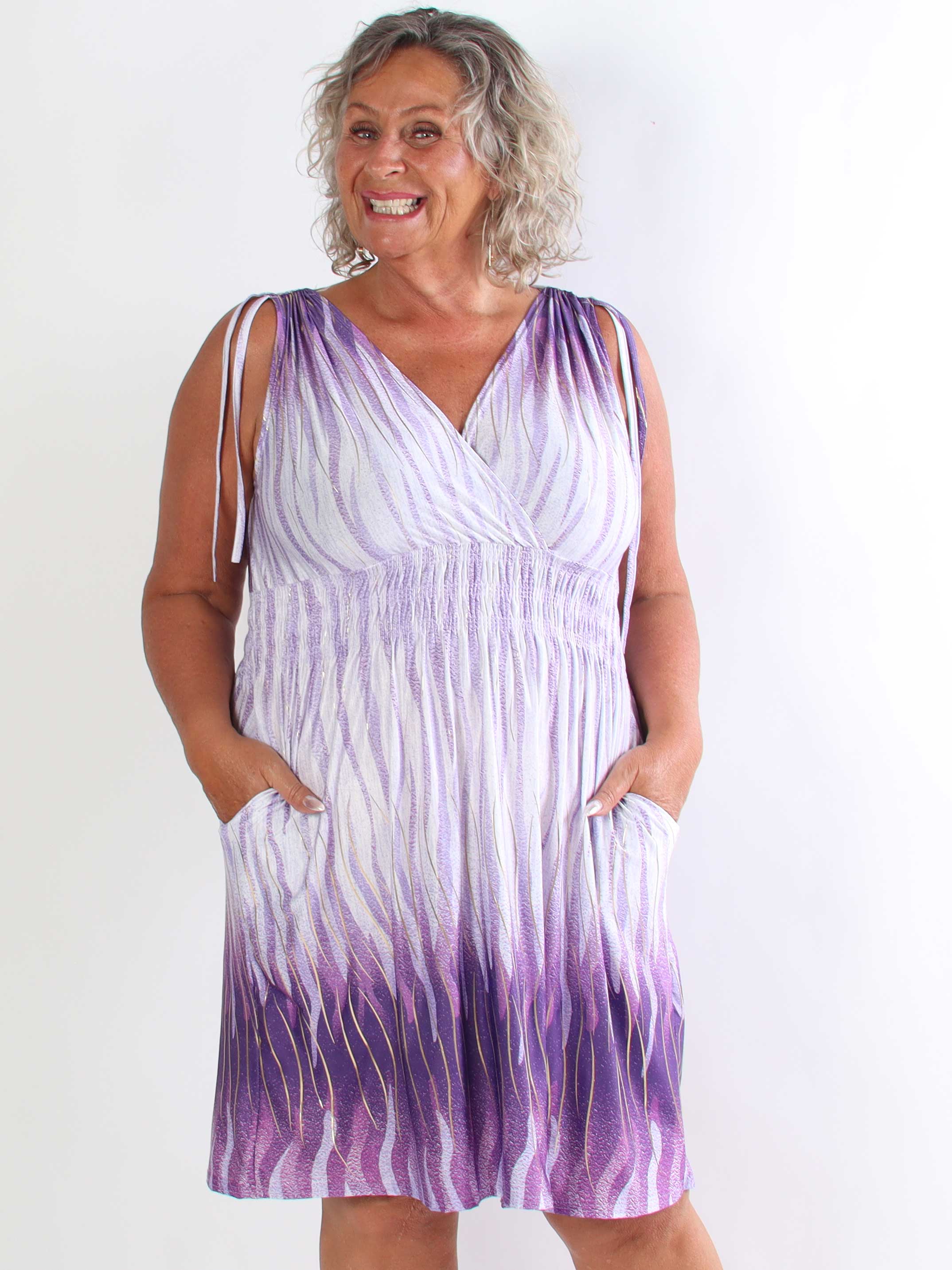Pams Flow Short - Kort elastisk mønstret plus size kjole med smock i livet