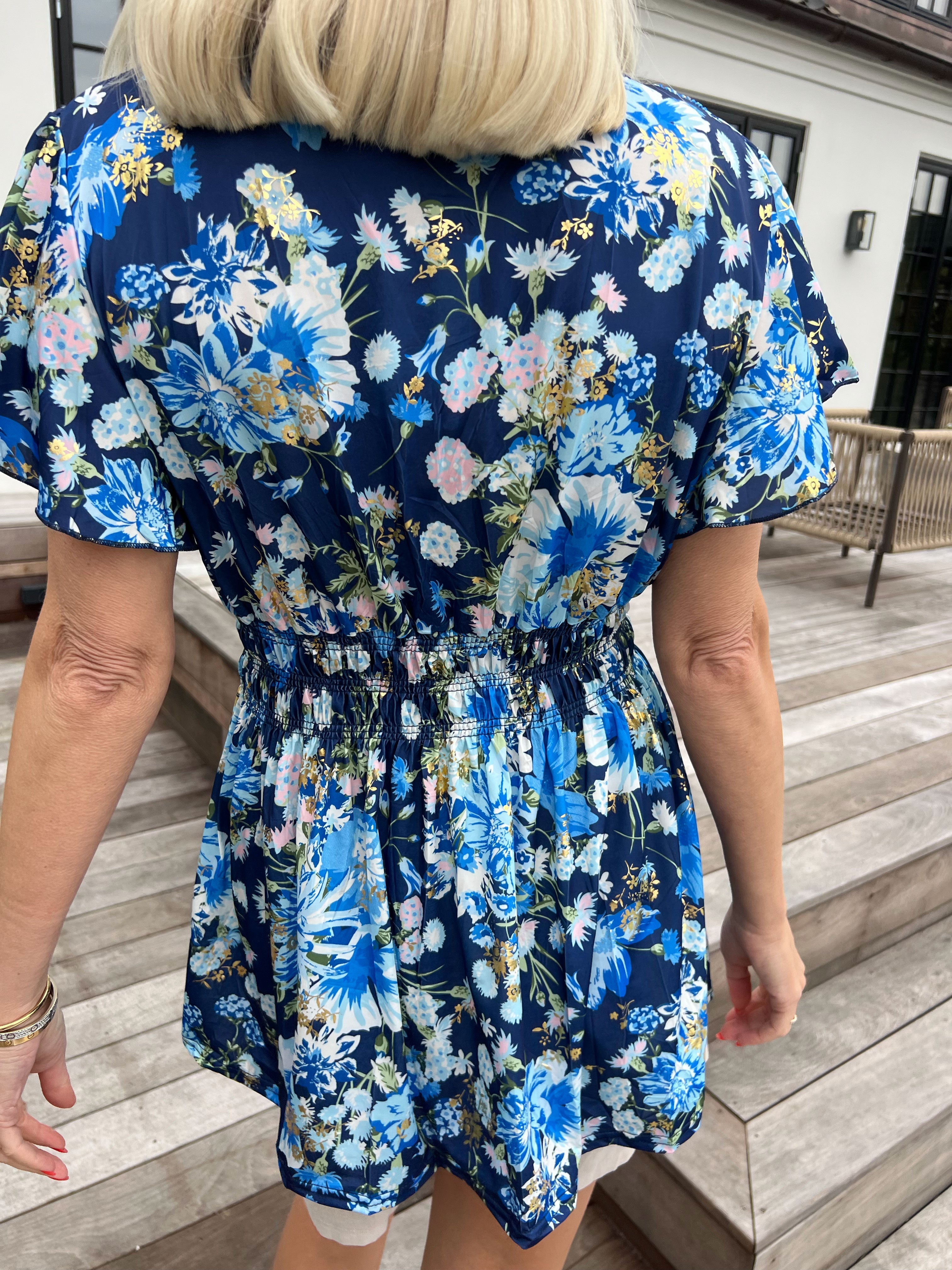 Pams Flower Shirt - Elastisk bluse med fine blomster og guld detaljer