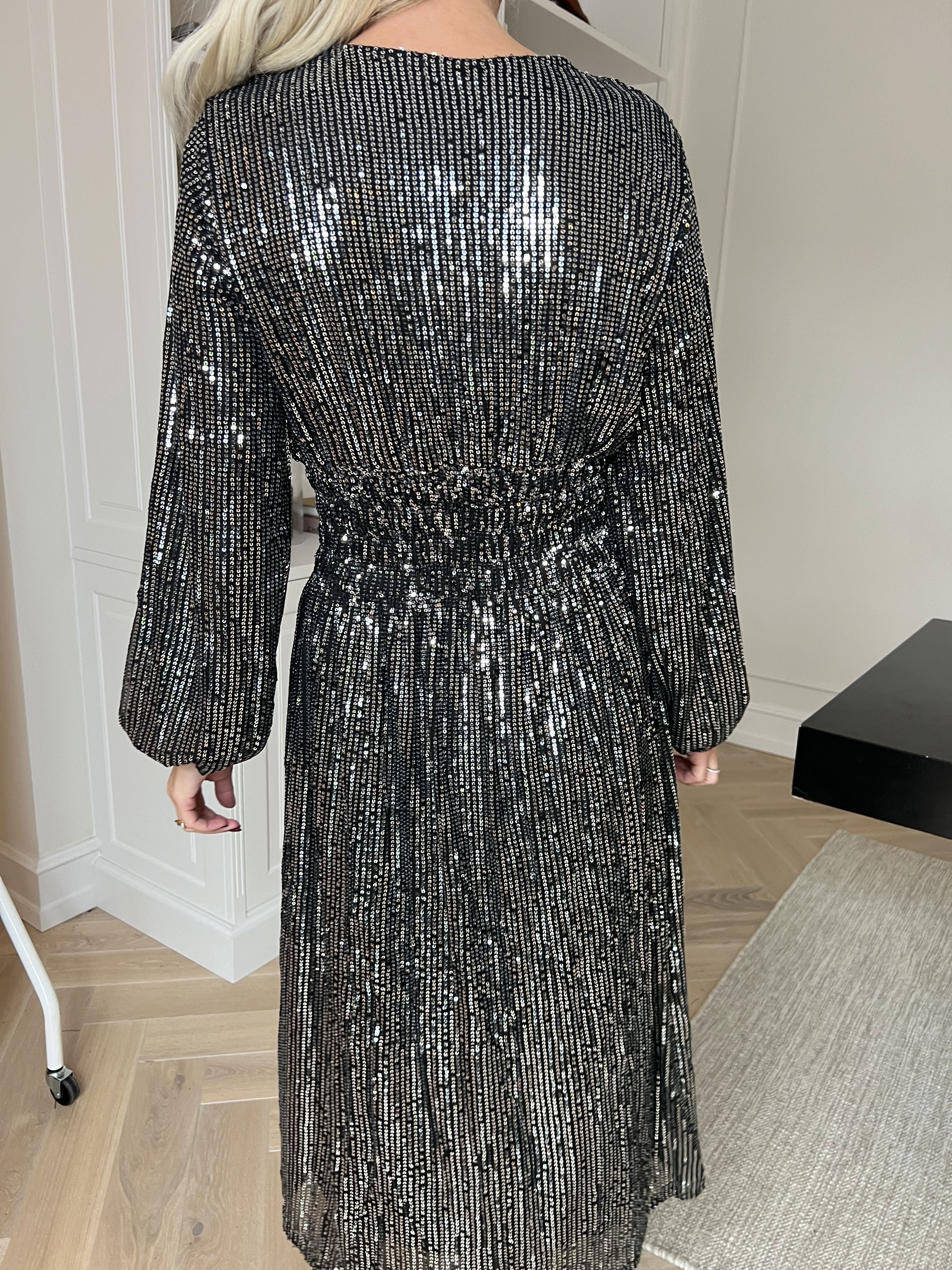 Pams Glitter Midi L/S - Vacker klänning med smock och paljetter