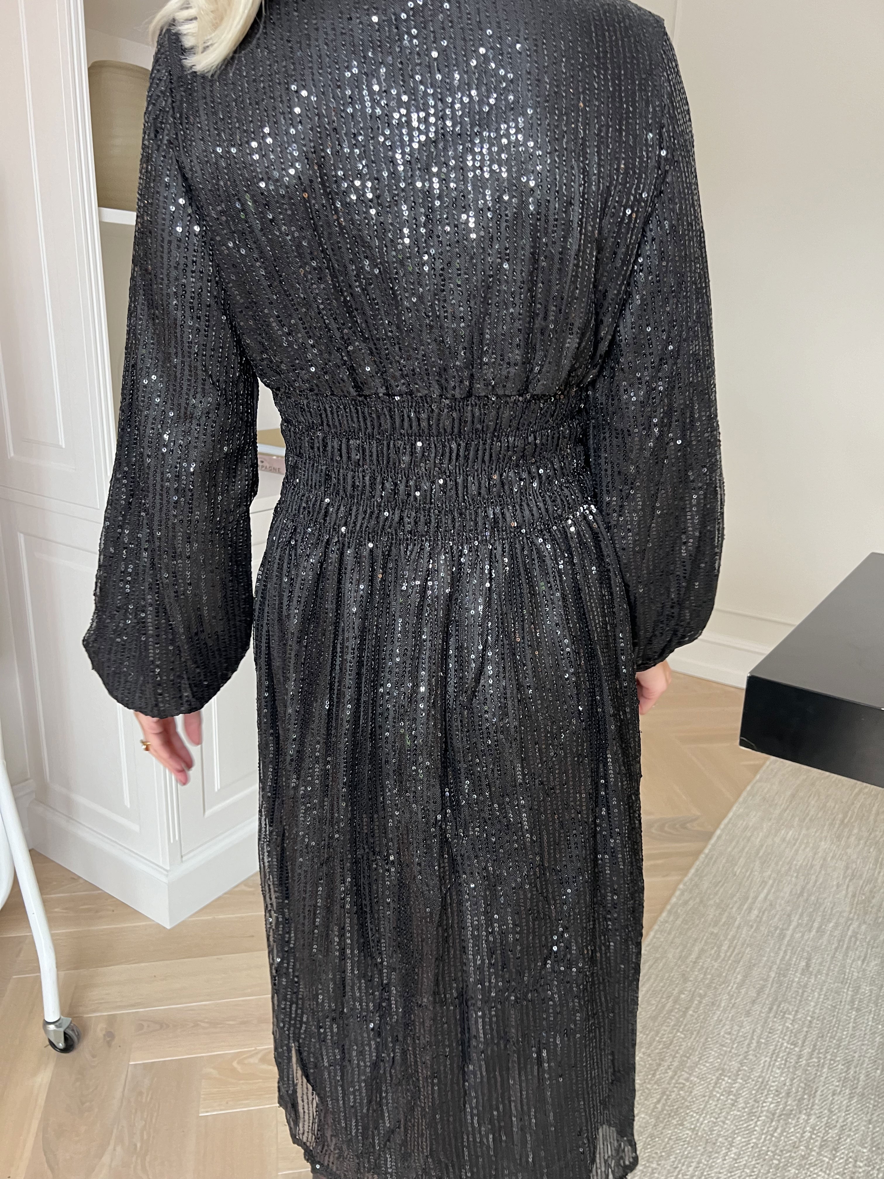 Pams Glitter Midi L/S - Vacker klänning med smock och paljetter