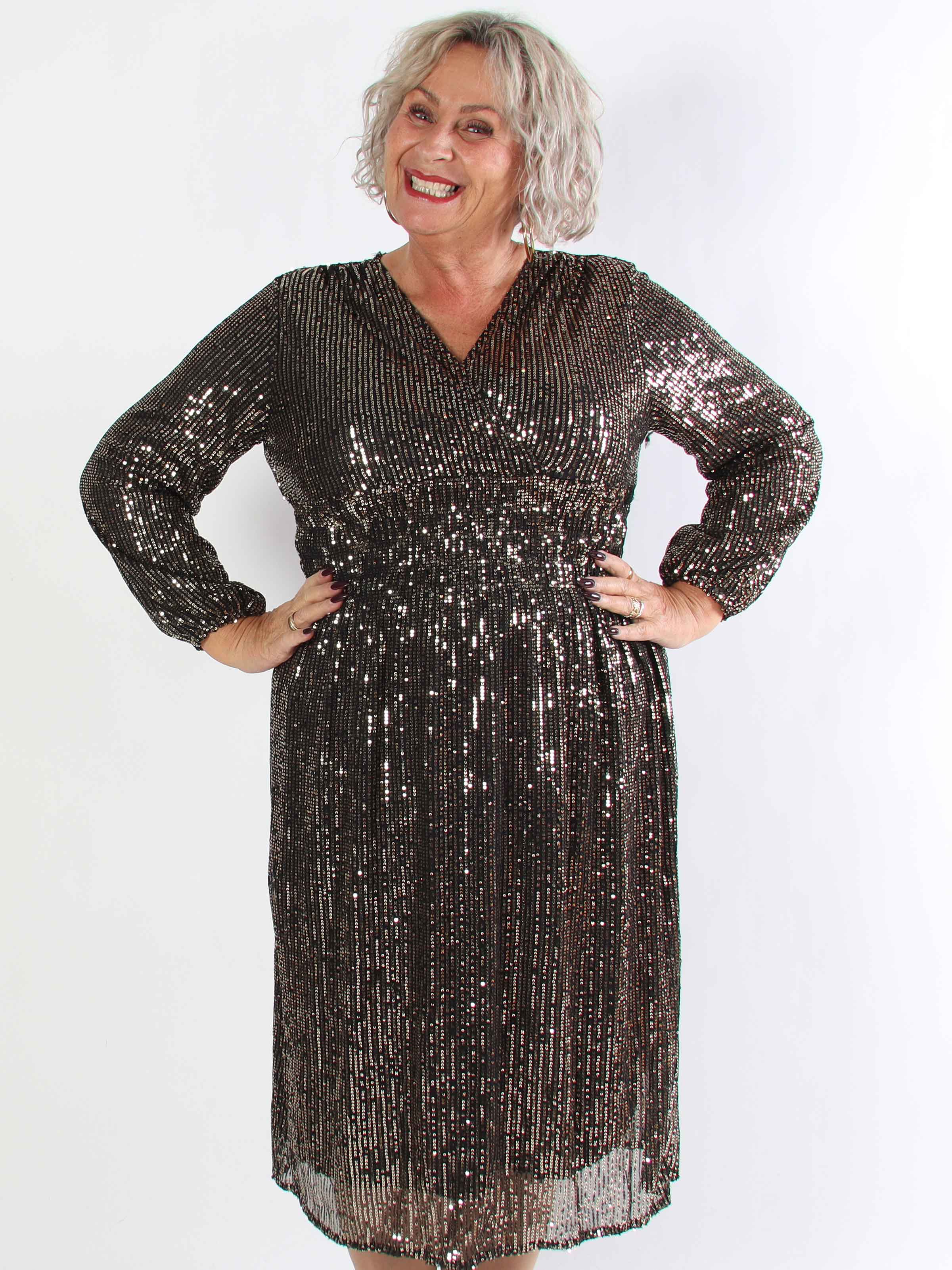 Pams Glitter Midi L/S - Plus size klänning med smock och paljetter