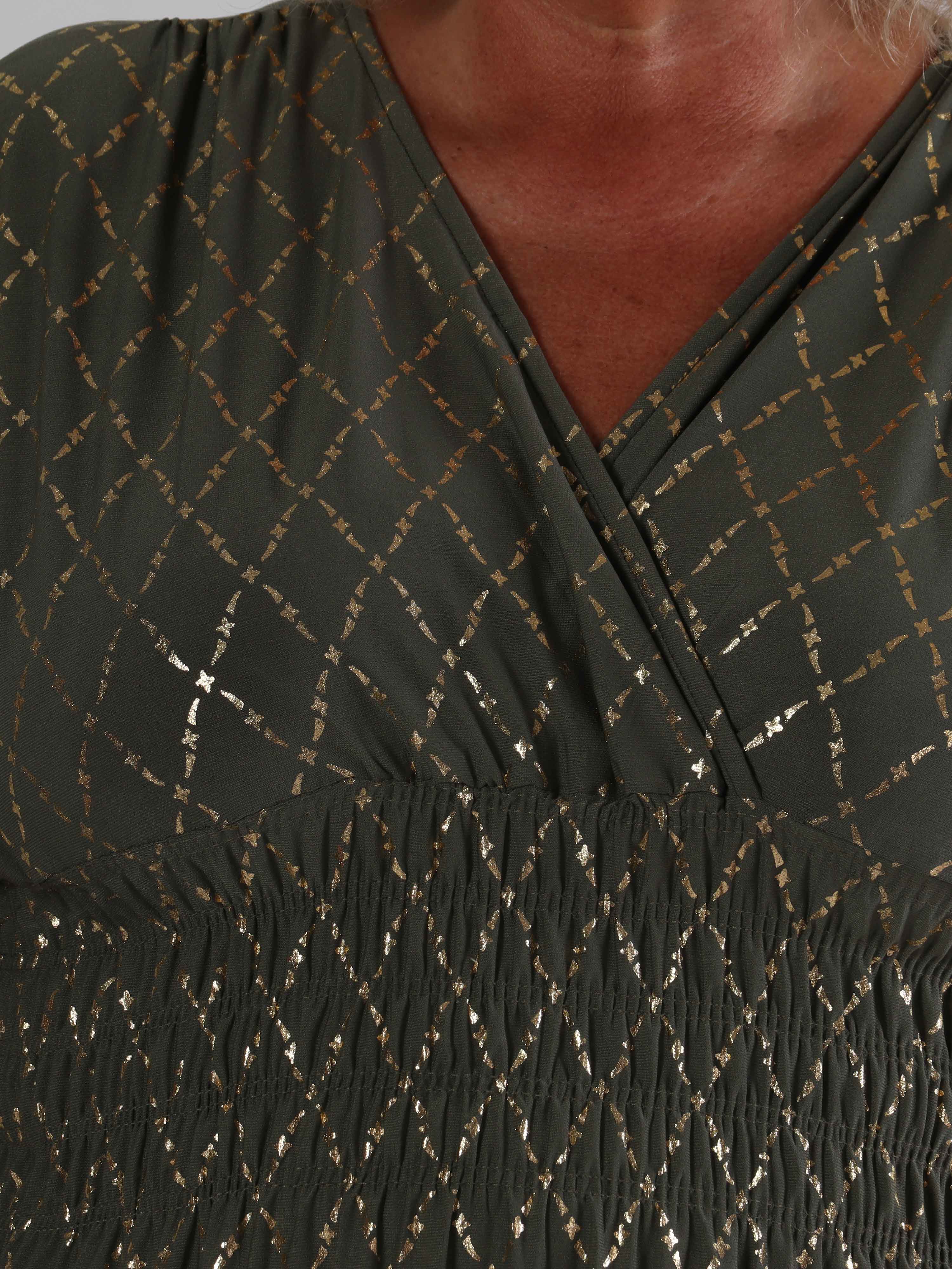 Pams Gold Check - Lång elastisk plus size klänning med gulddetaljer