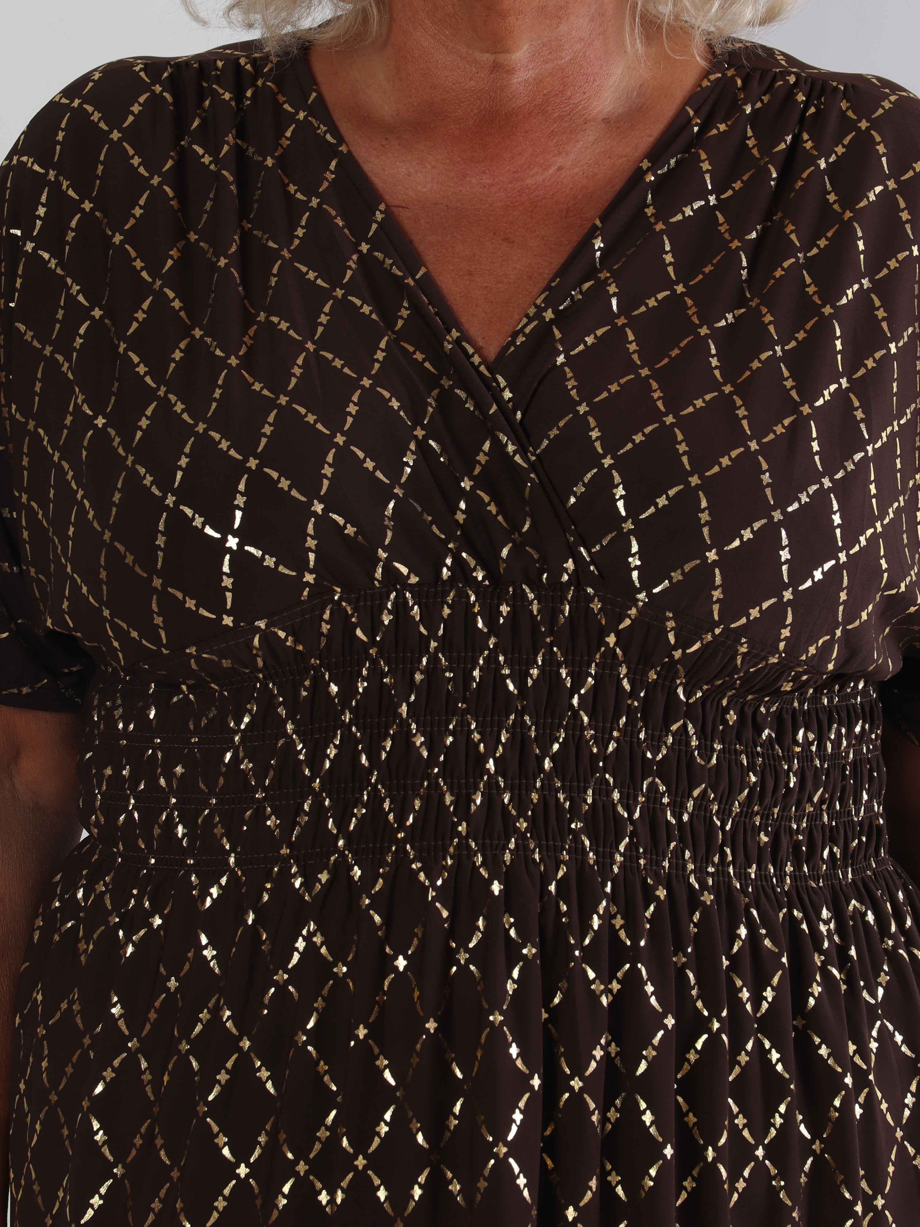 Pams Gold Check Short - Kort elastisk plus size klänning med gulddetaljer