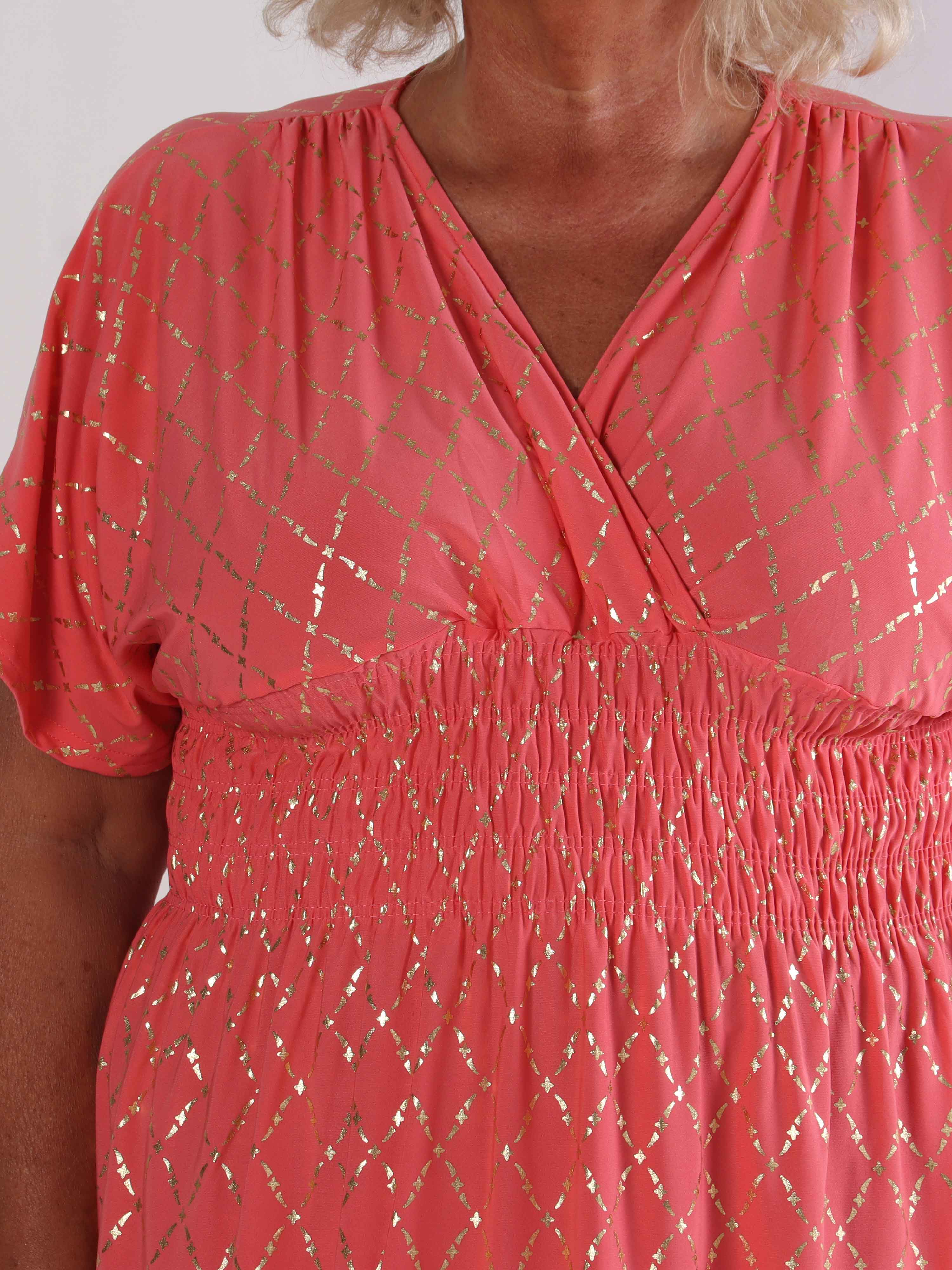 Pams Gold Check Short - Kort elastisk plus size klänning med gulddetaljer