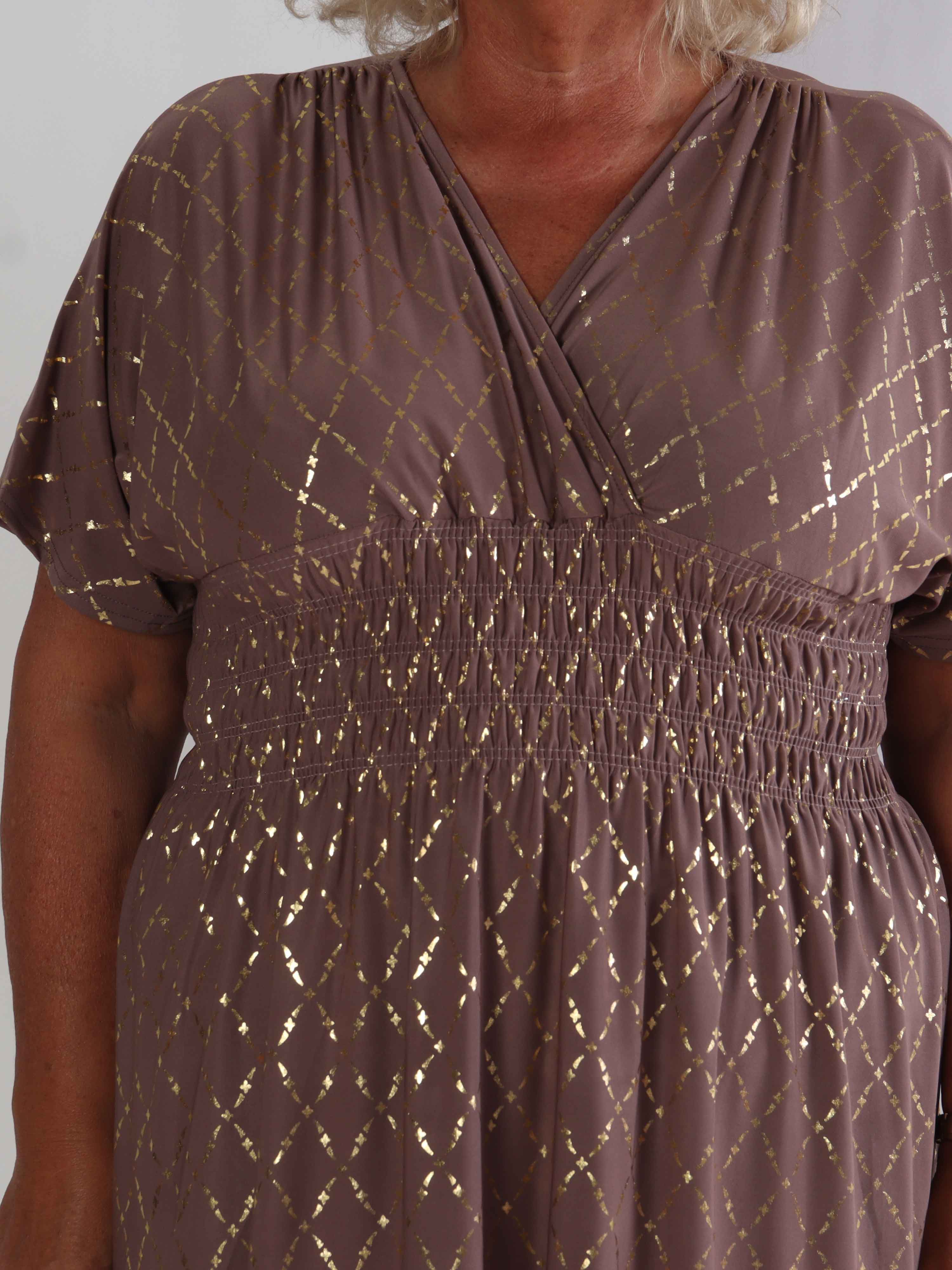 Pams Gold Check Short - Kort elastisk plus size klänning med gulddetaljer