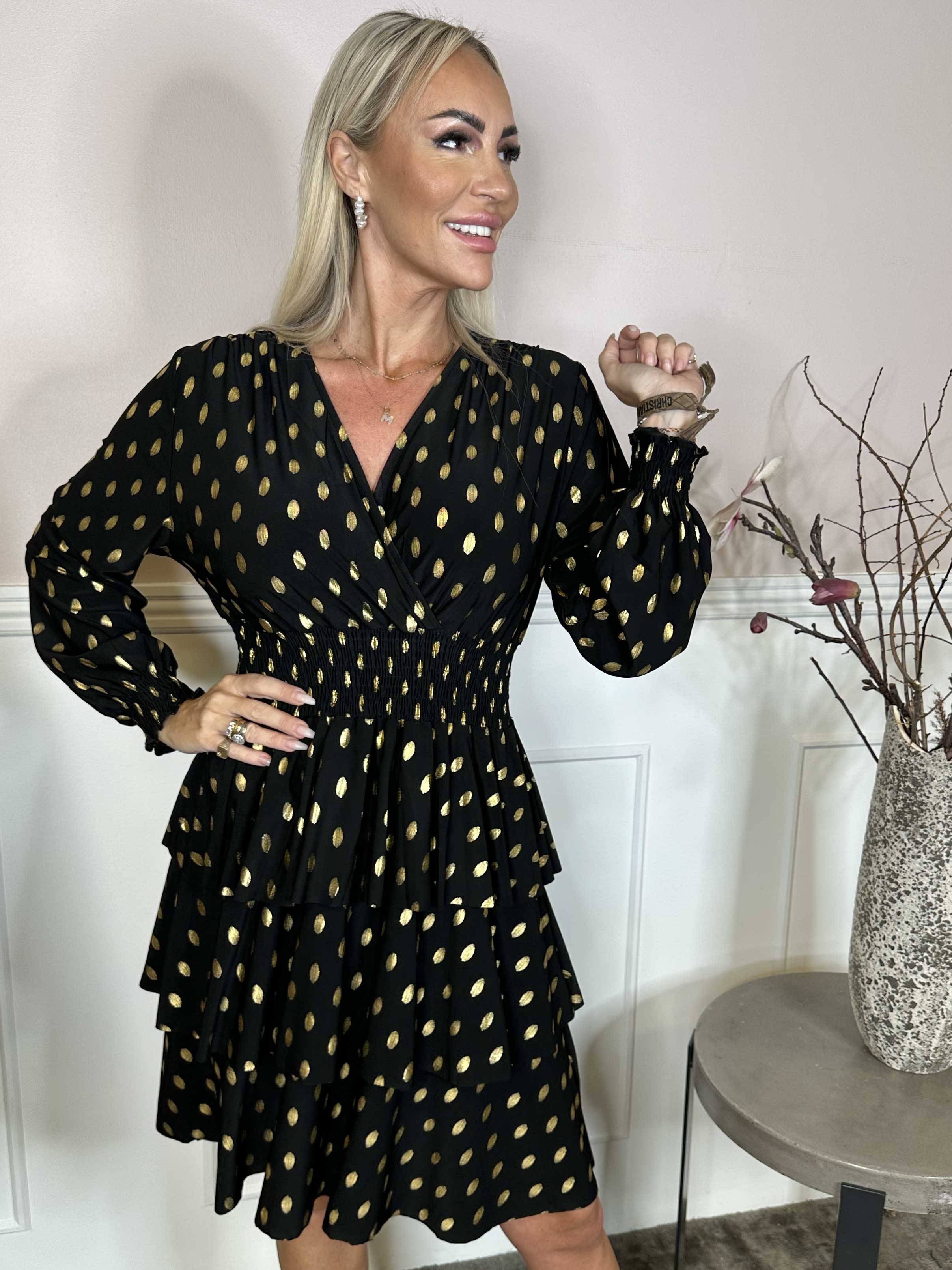 Pams Gold Dot Frills - Söt klänning med resår och volanger