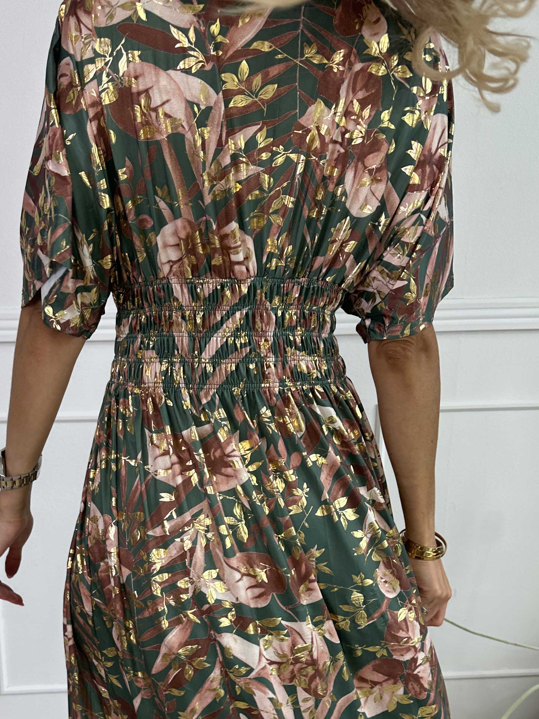 Pams Gold Leaf - Lång elastisk klänning med blommigt mönster med gulddetaljer