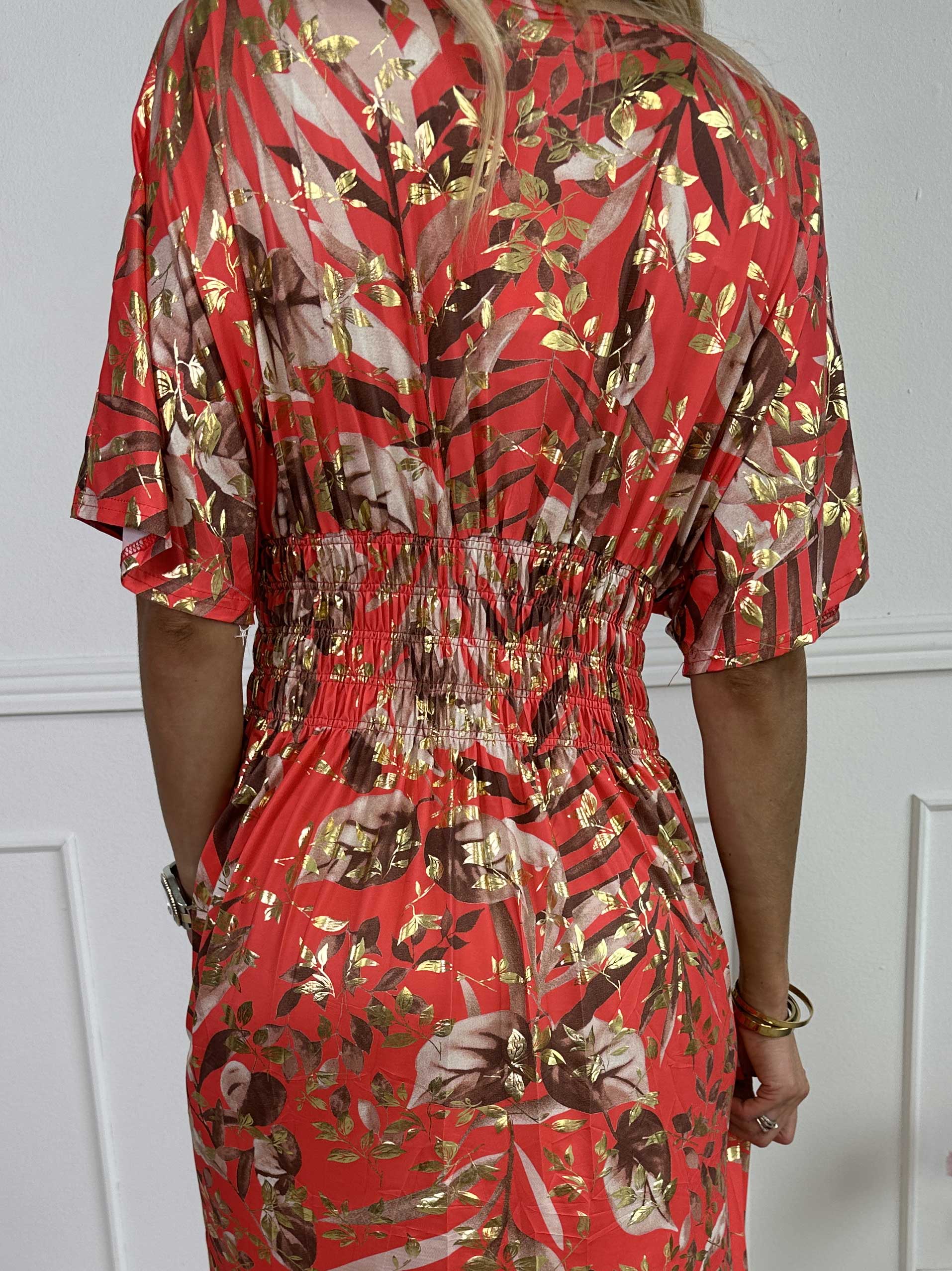 Pams Gold Leaf - Lång elastisk klänning med blommigt mönster med gulddetaljer