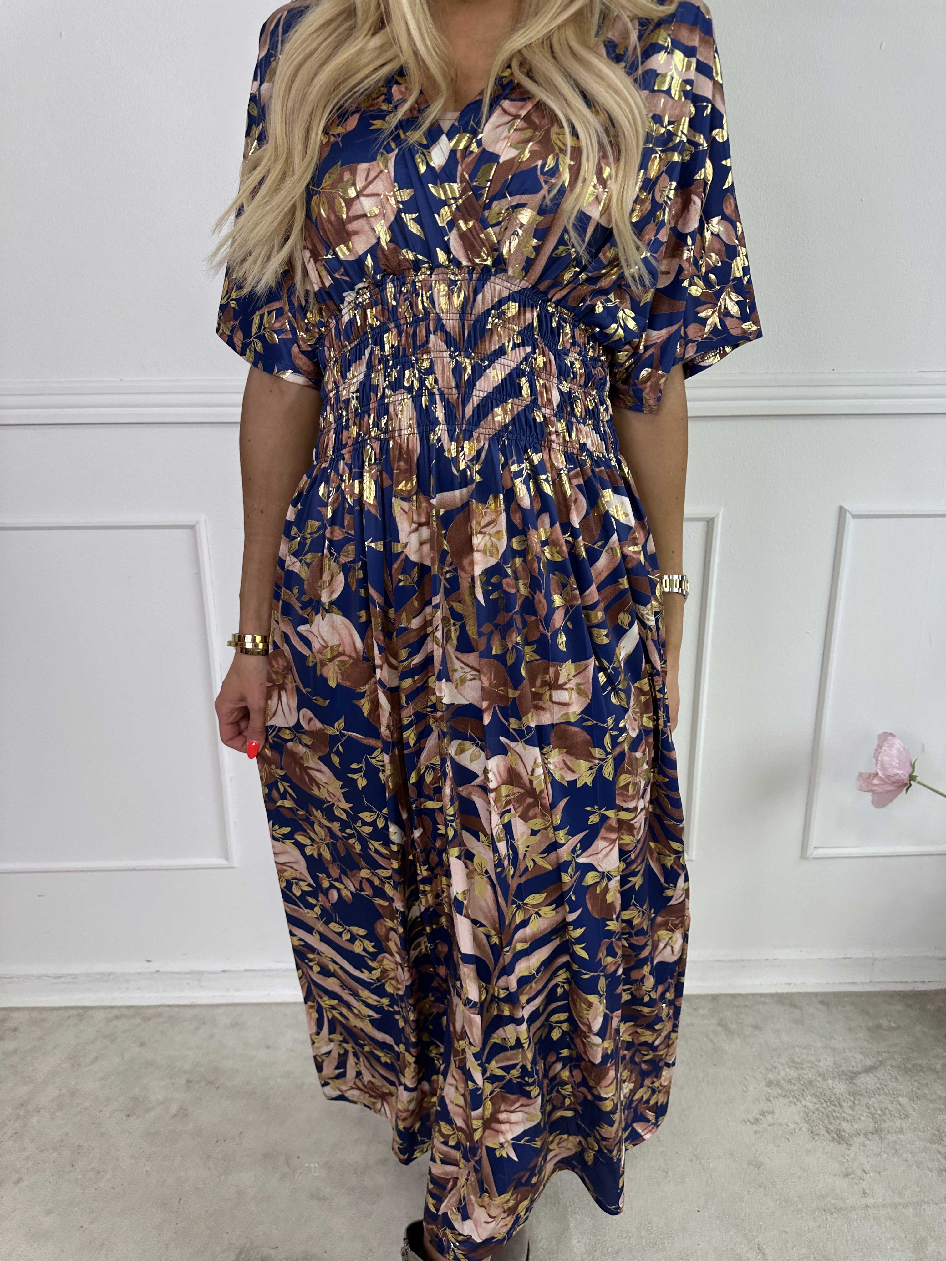 Pams Gold Leaf - Lång elastisk klänning med blommigt mönster med gulddetaljer