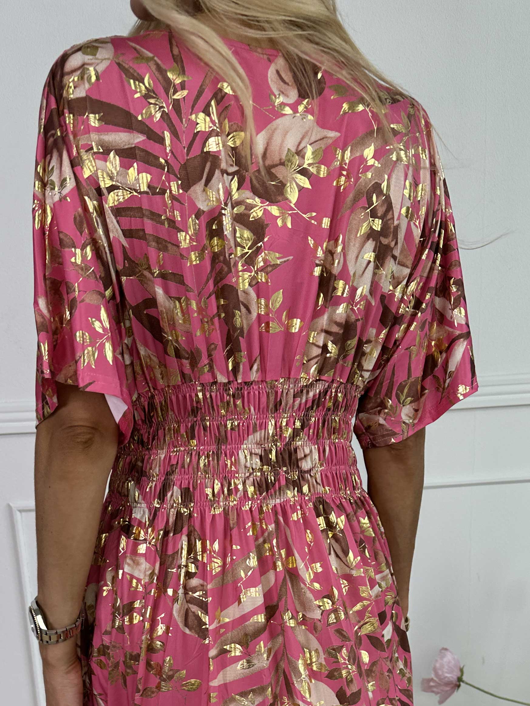 Pams Gold Leaf - Lång elastisk klänning med blommigt mönster med gulddetaljer