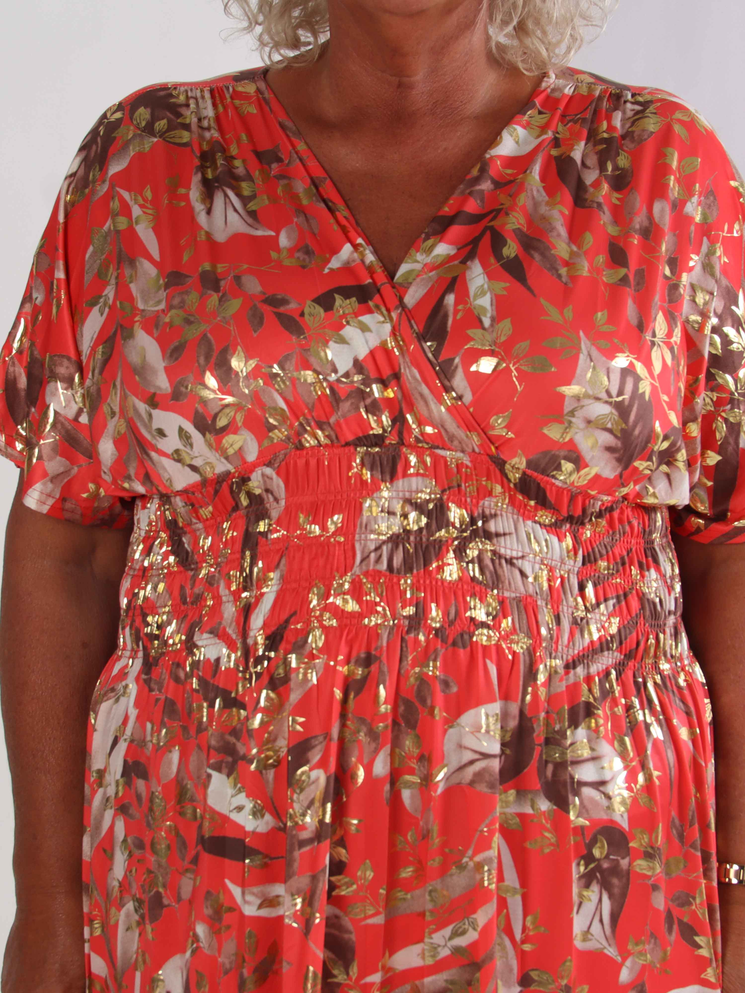 Pams Gold Leaf Short - Plus size klänning med blommigt mönster och gulddetaljer