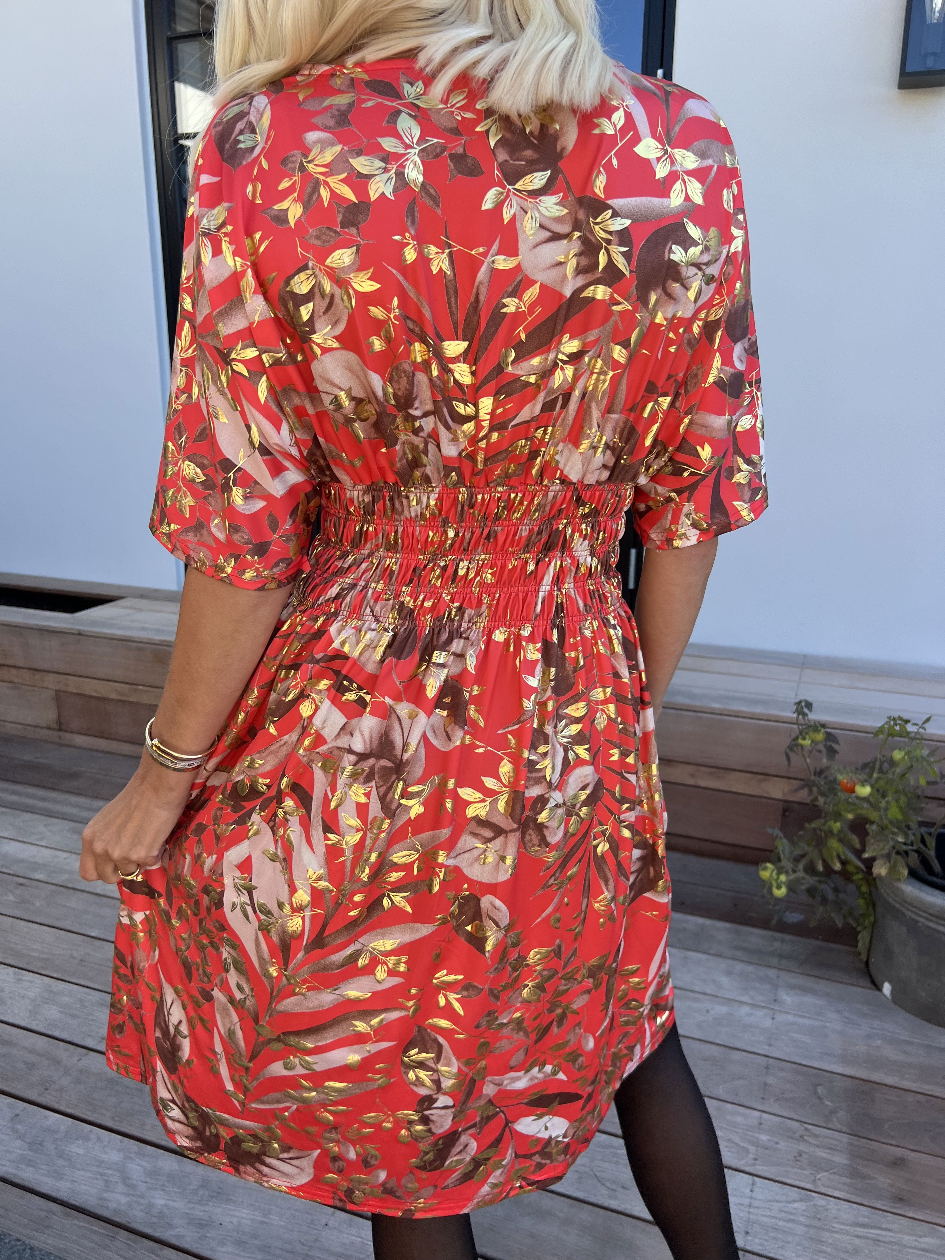 Pams Gold Leaf Short - Elastisk klänning med blommigt mönster och gulddetaljer