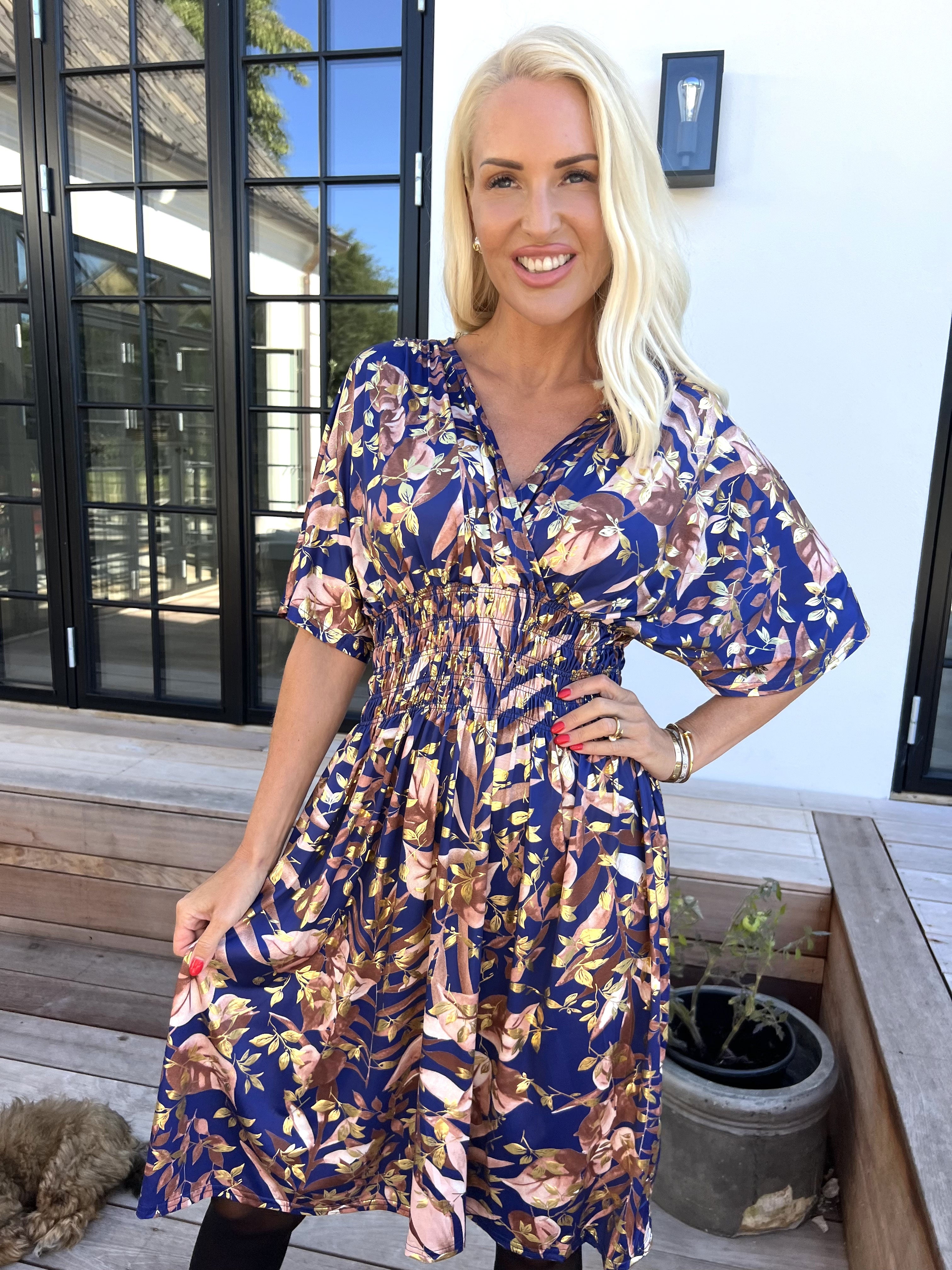 Pams Gold Leaf Short - Elastisk klänning med blommigt mönster och gulddetaljer