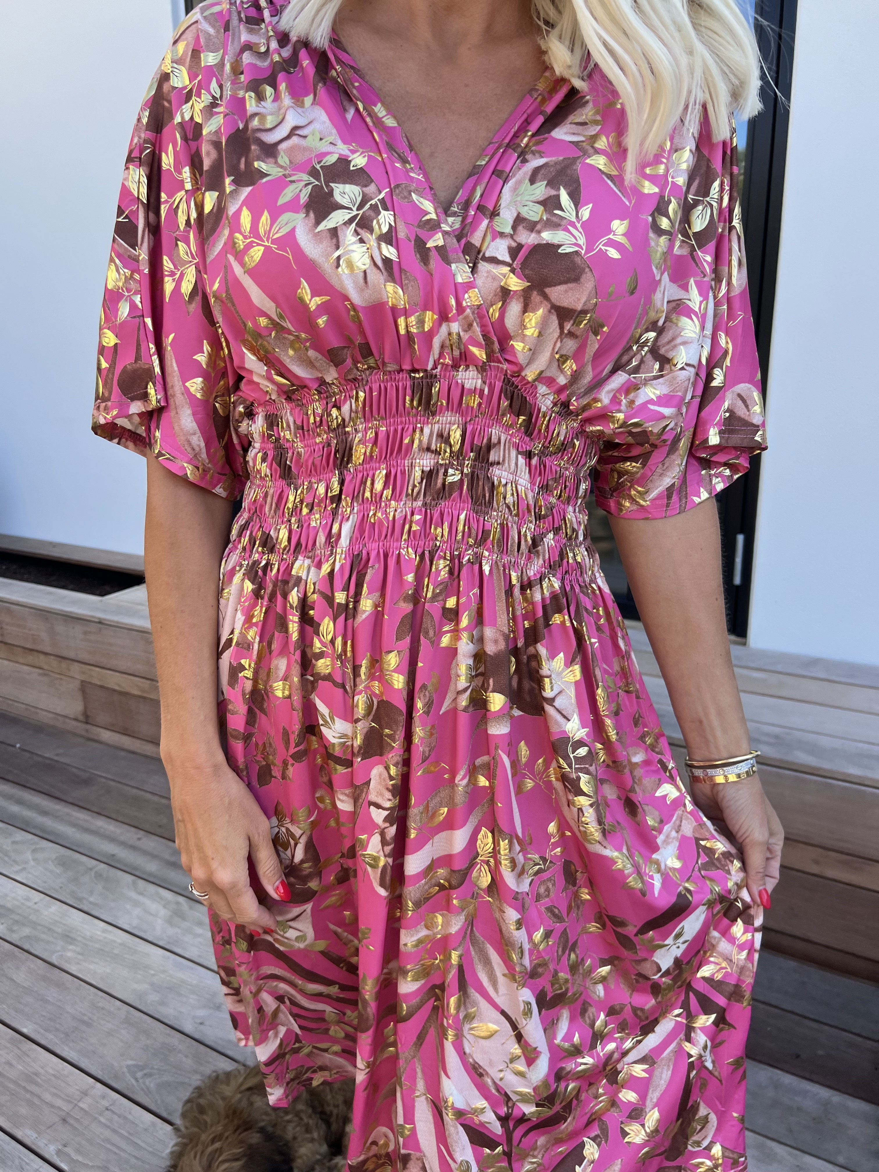 Pams Gold Leaf Short - Elastisk klänning med blommigt mönster och gulddetaljer