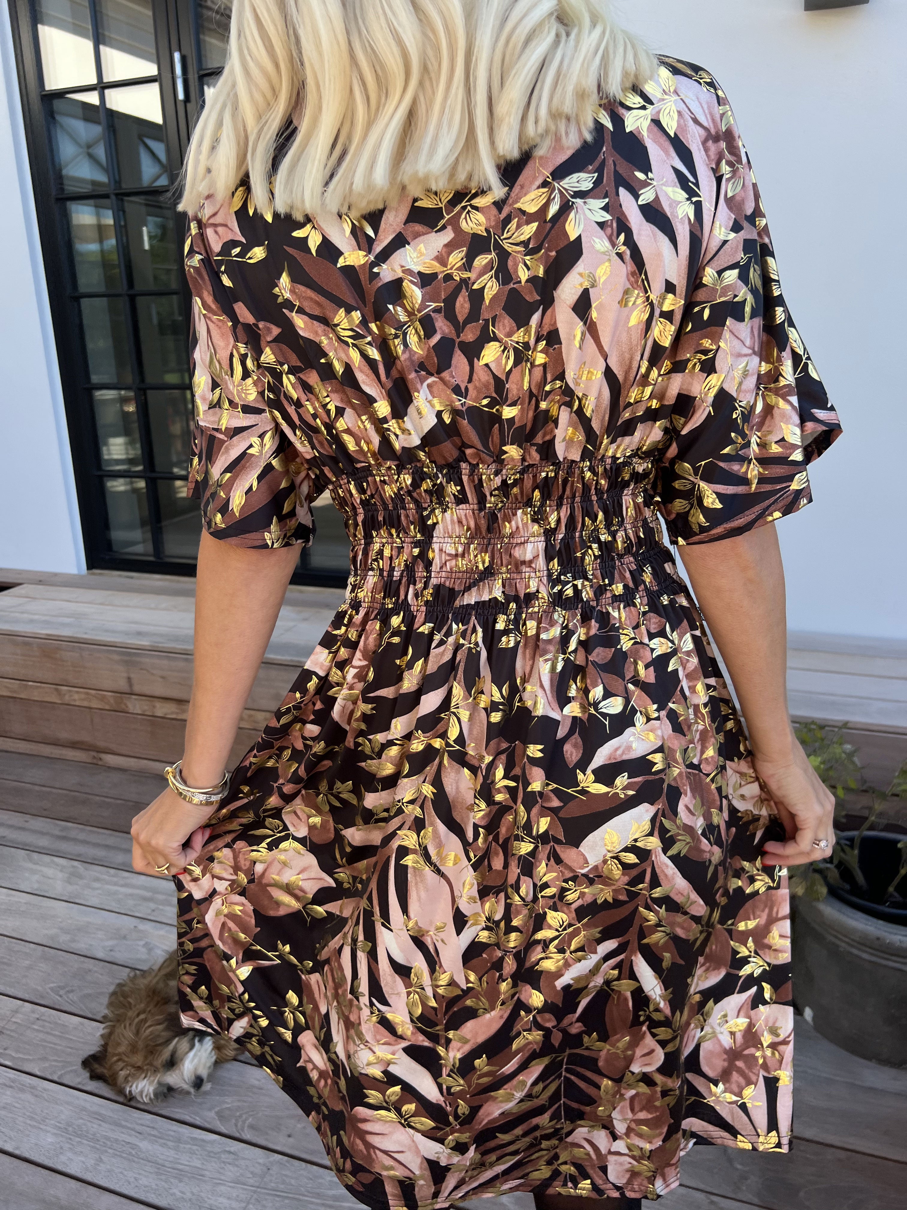 Pams Gold Leaf Short - Elastisk klänning med blommigt mönster och gulddetaljer