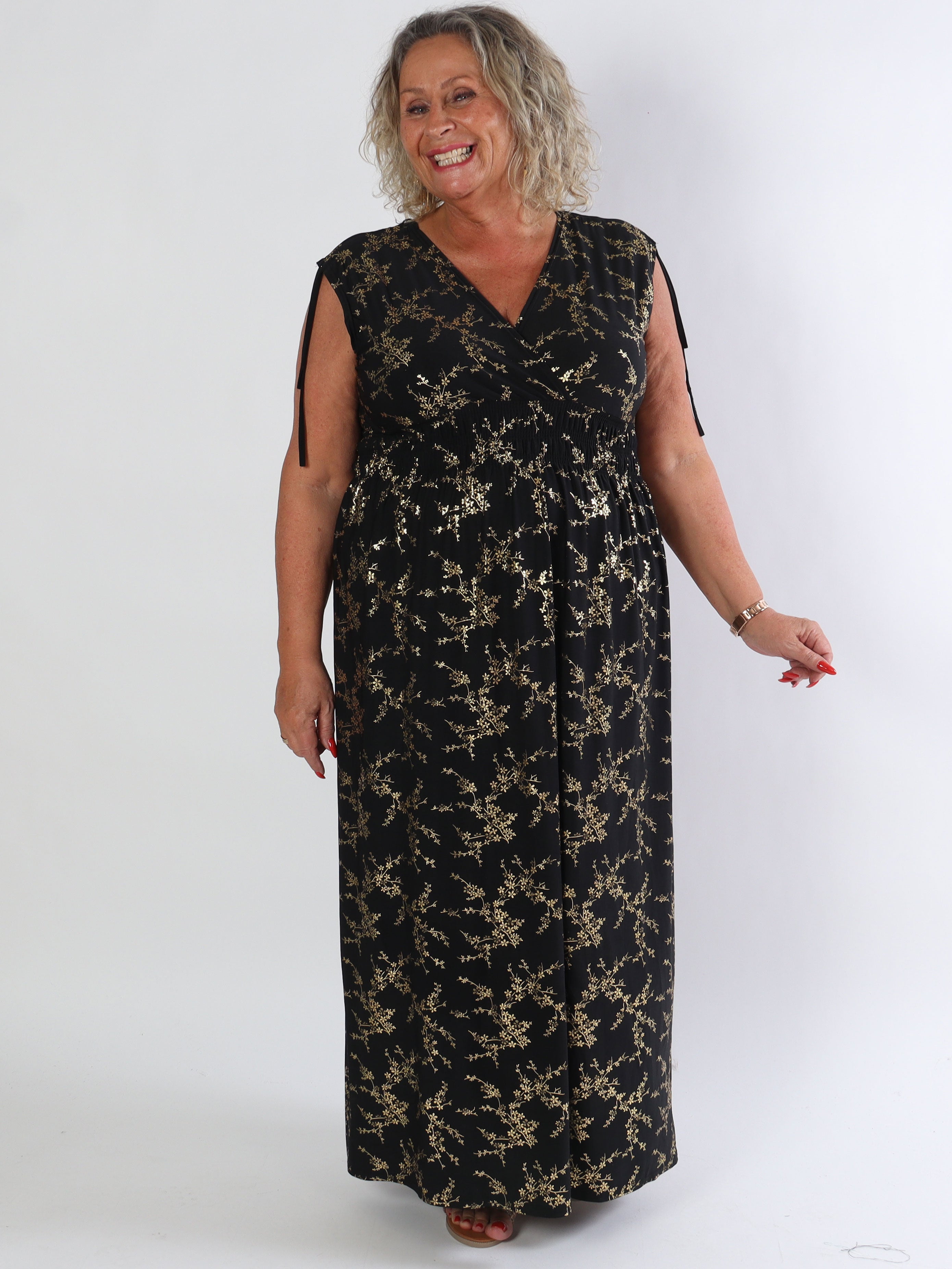 Pams Gold Sleeveless - Lång stretchig plus size-klänning med guldtryck