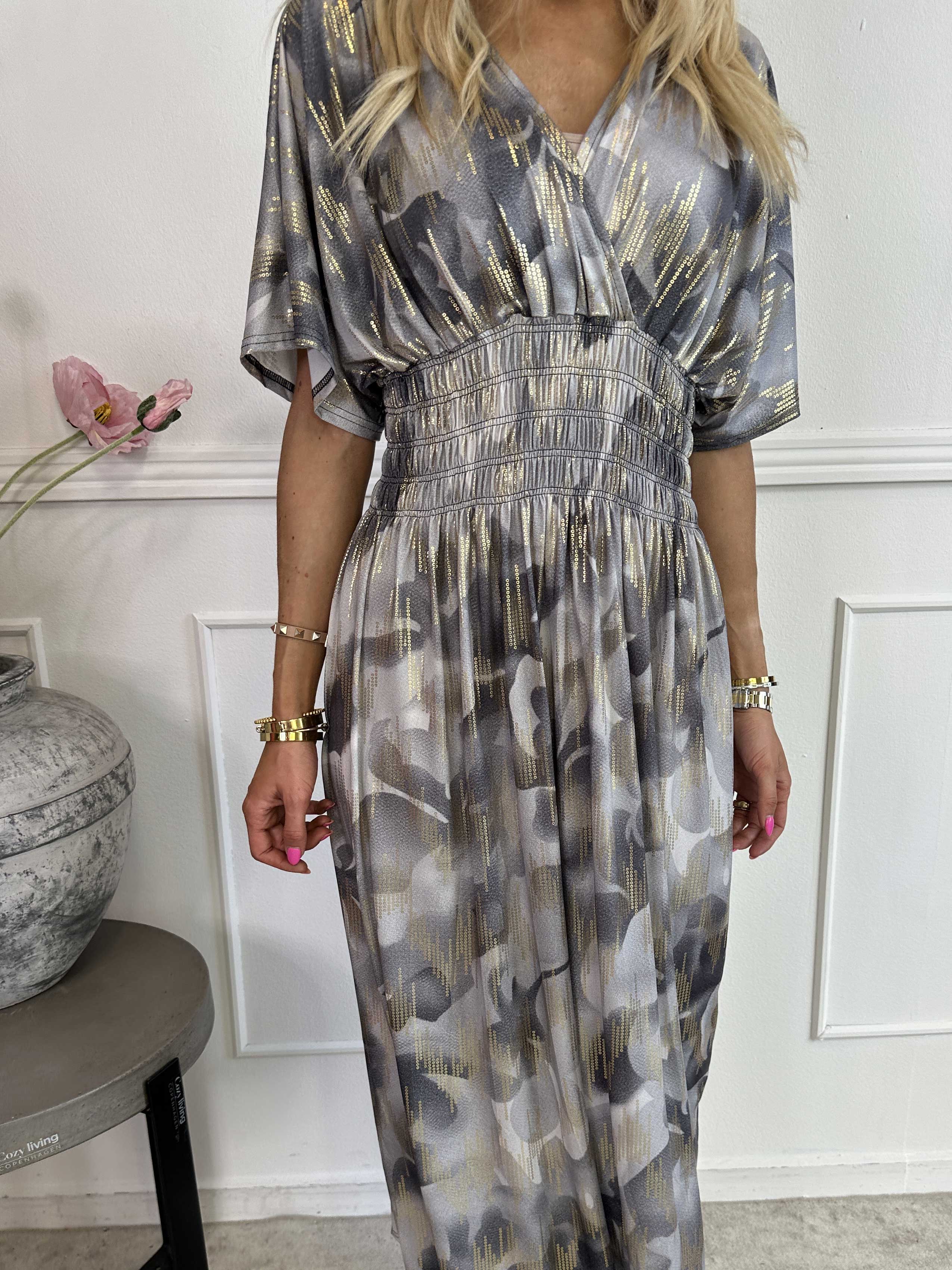 Pams Glamorous - Lång elastisk klänning med fina gulddetaljer