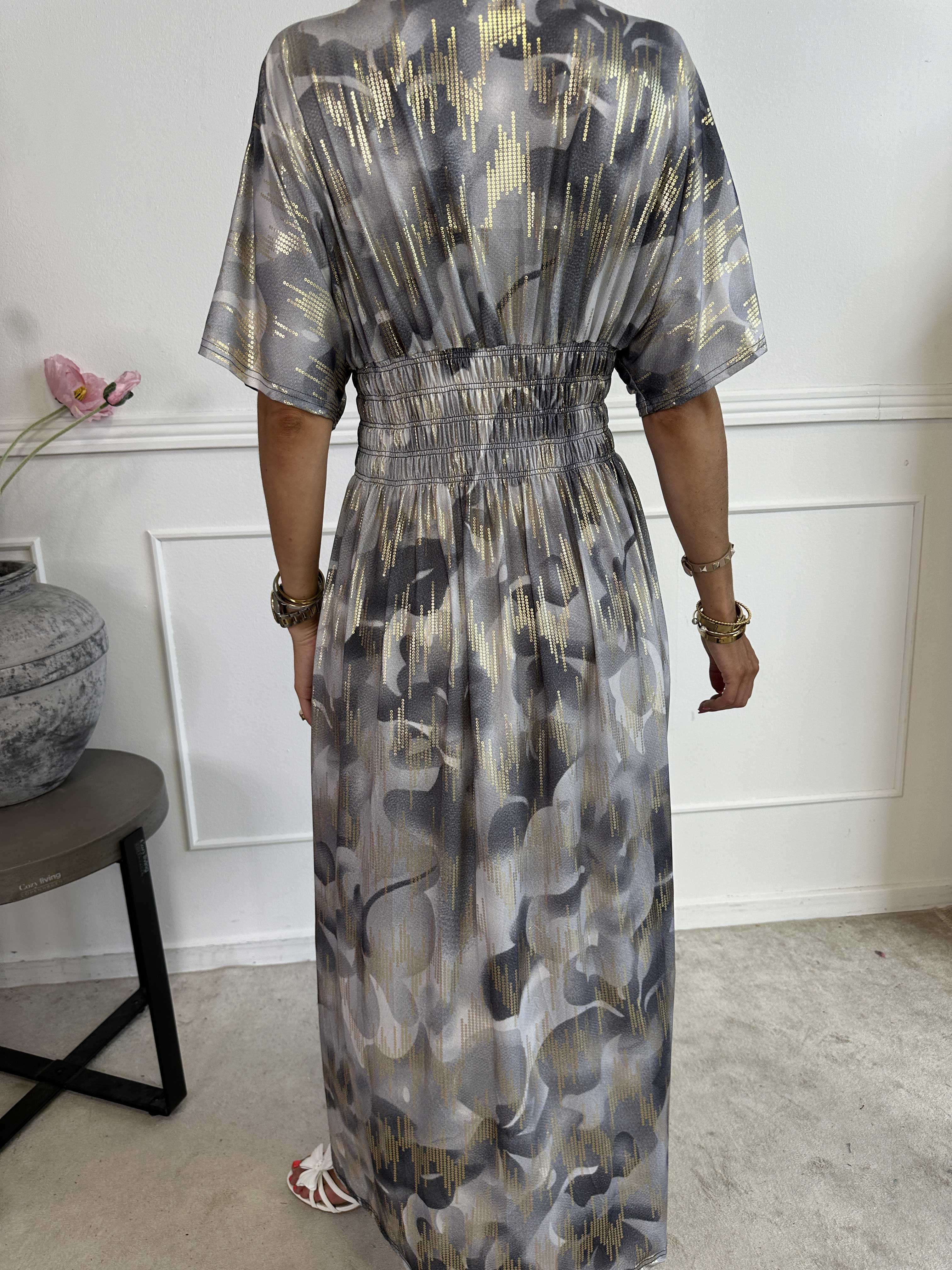 Pams Glamorous - Lång elastisk klänning med fina gulddetaljer