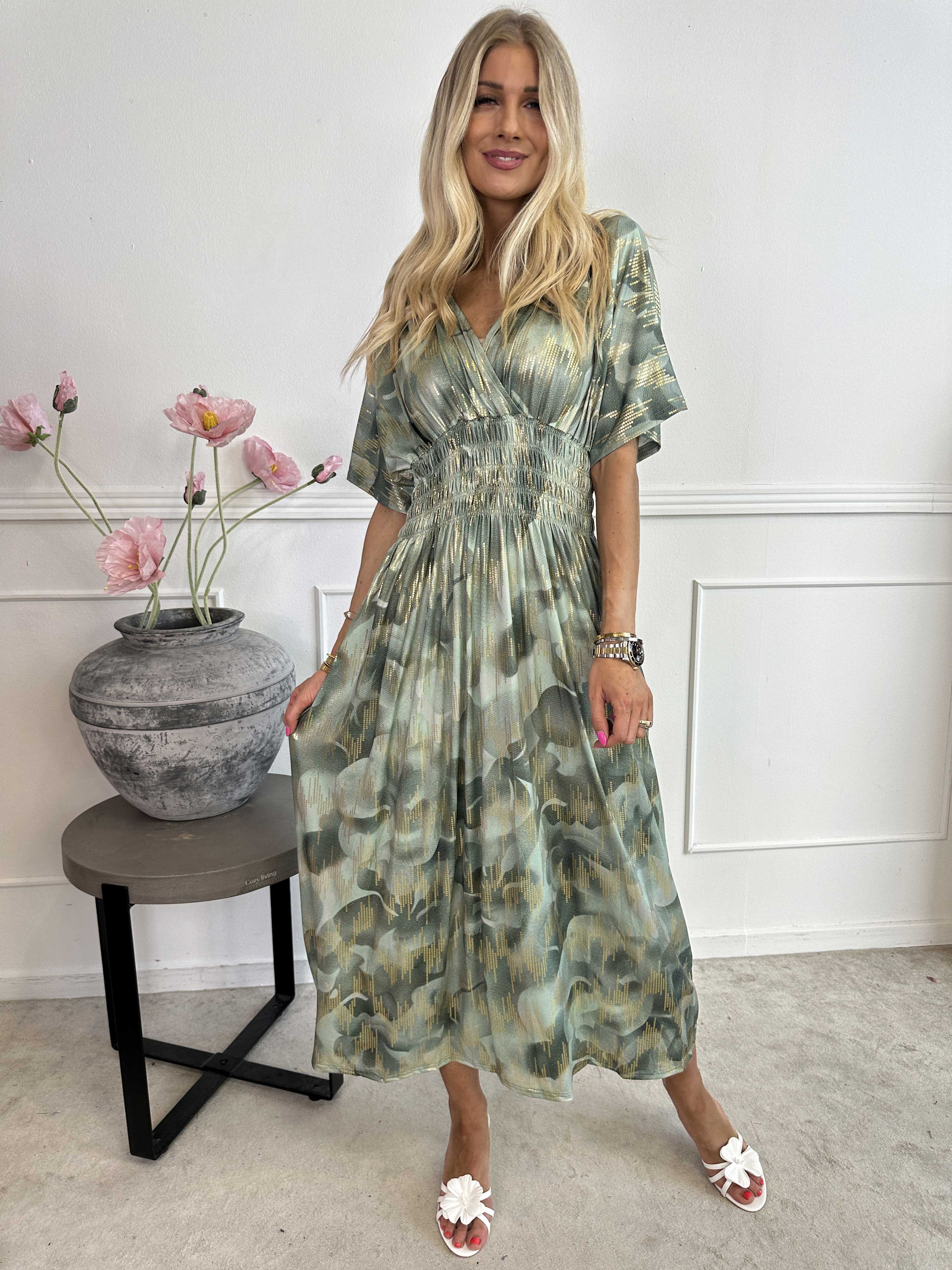 Pams Glamorous - Lång elastisk klänning med fina gulddetaljer