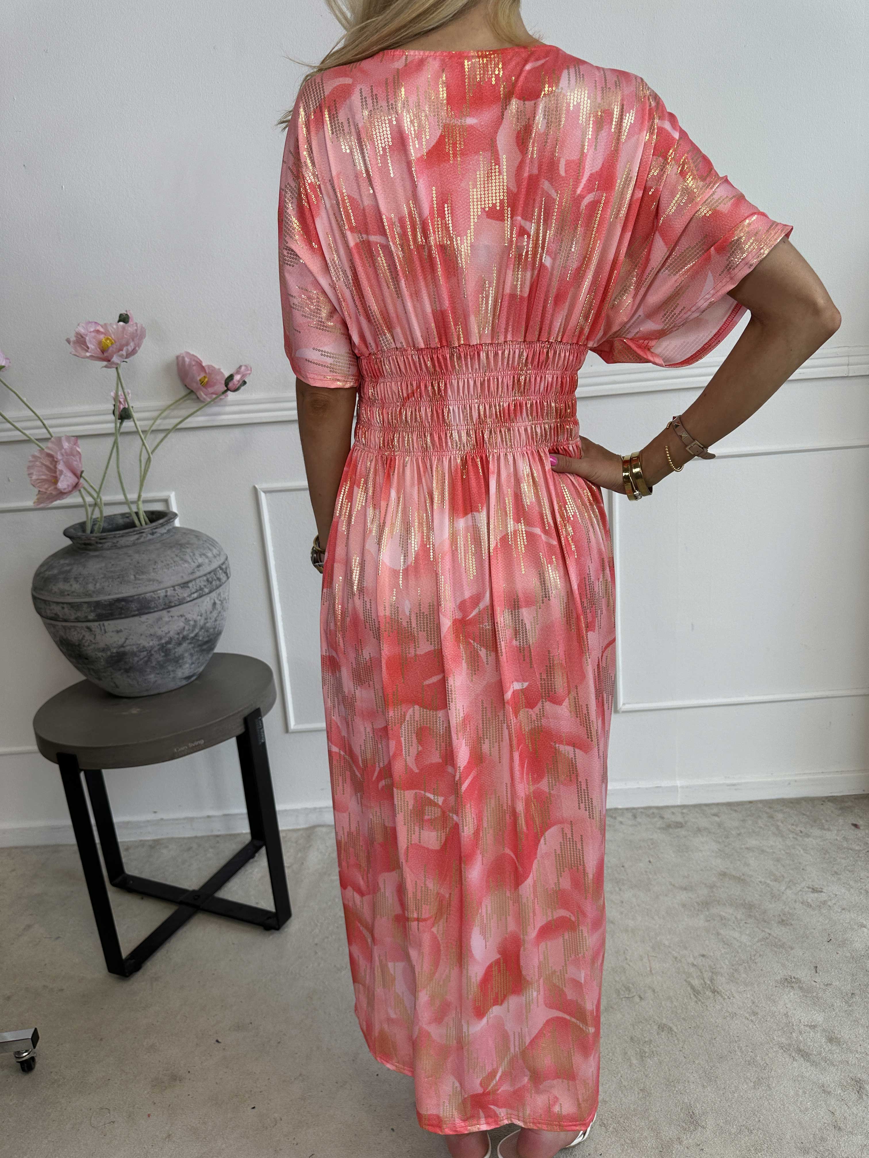 Pams Glamorous - Lång elastisk klänning med fina gulddetaljer