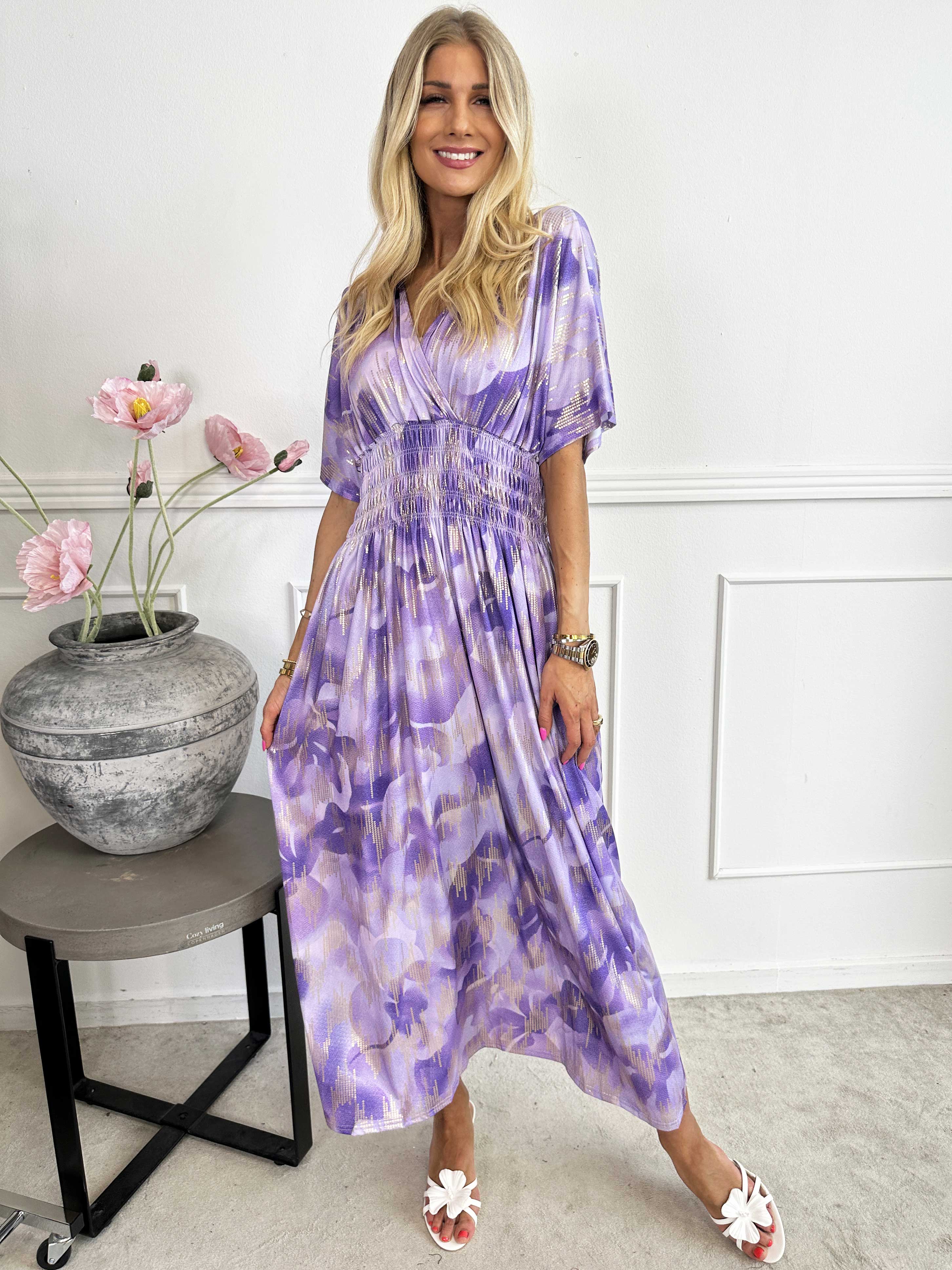 Pams Glamorous - Lång elastisk klänning med fina gulddetaljer