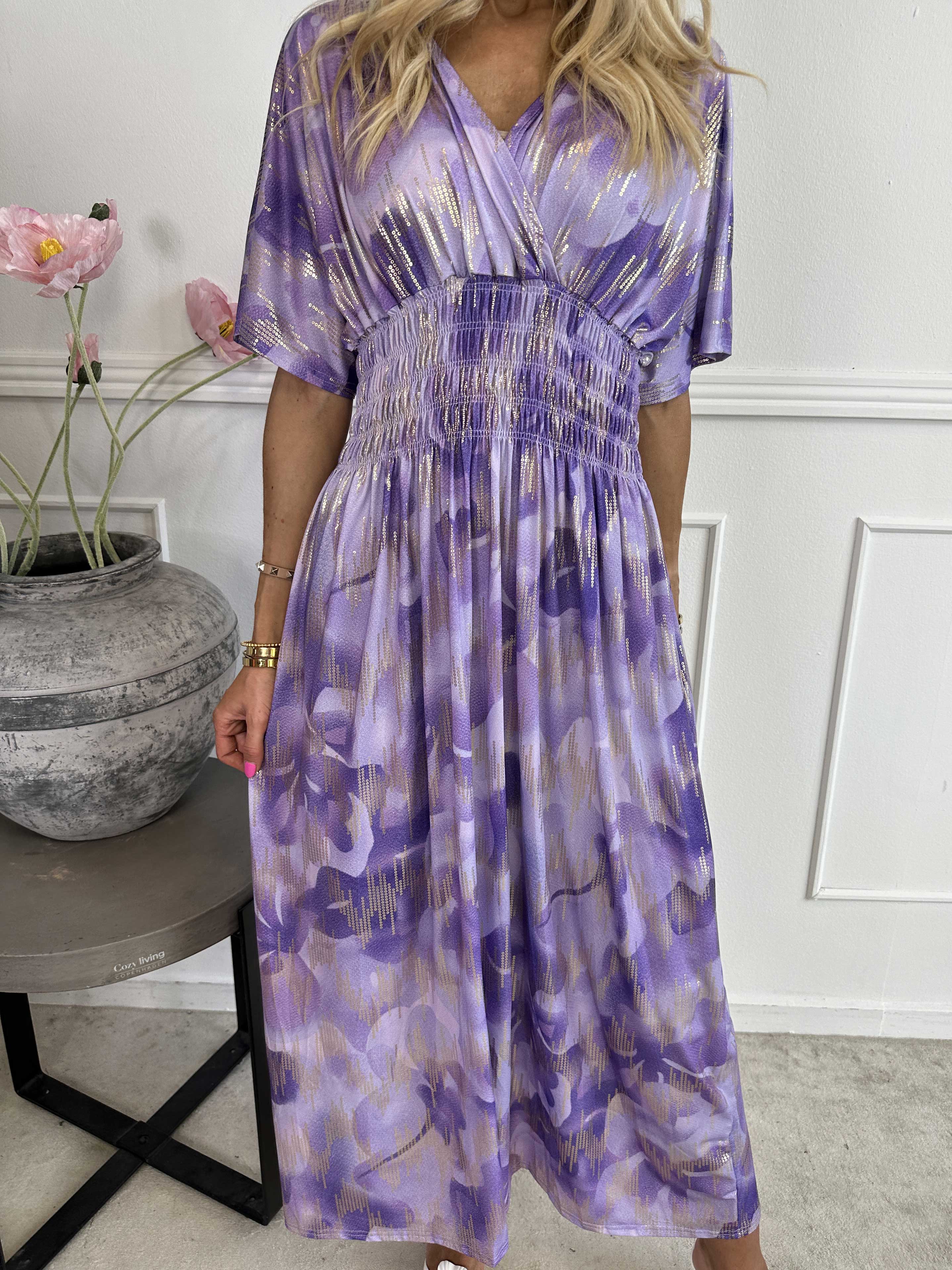 Pams Glamorous - Lång elastisk klänning med fina gulddetaljer