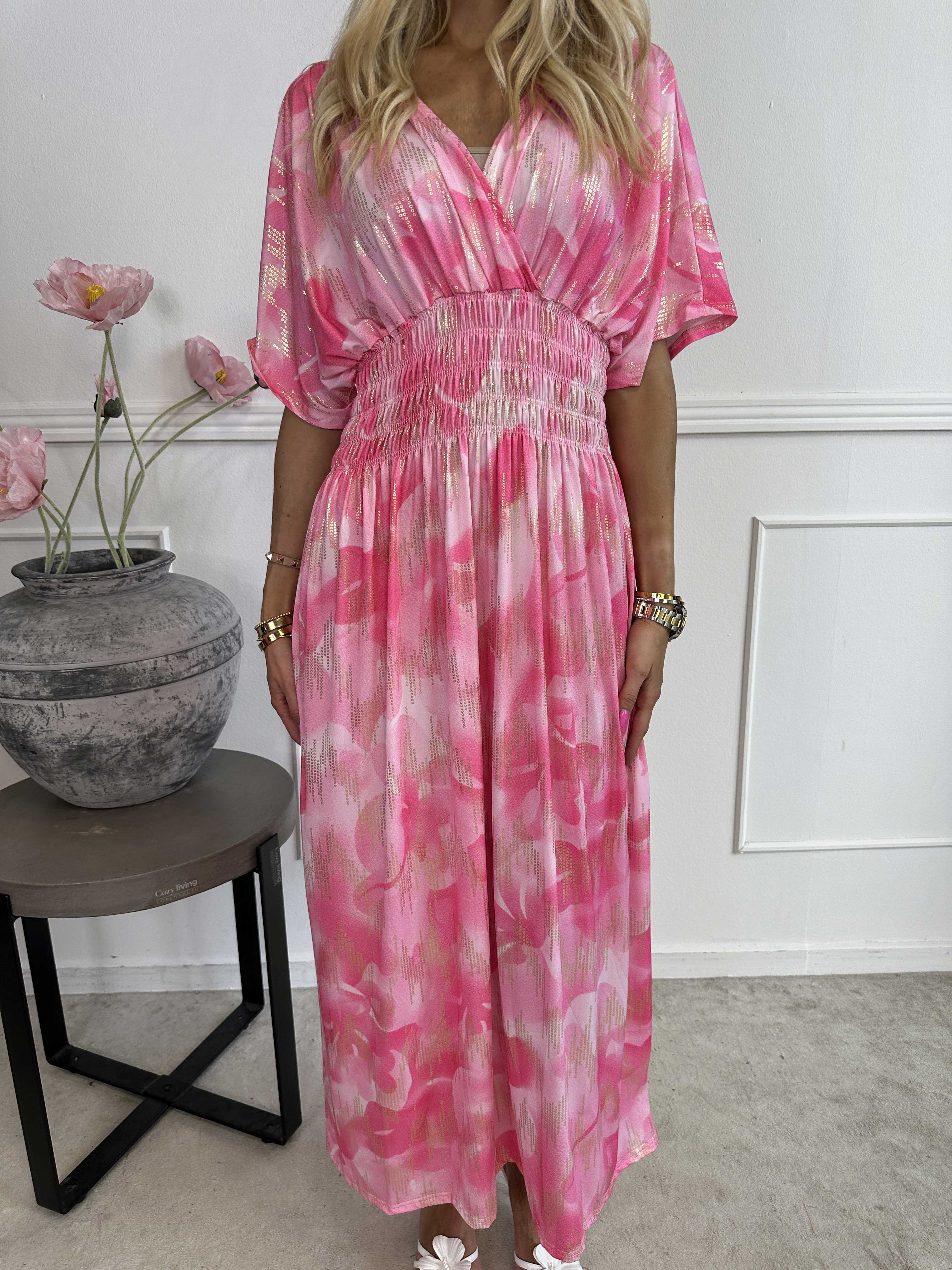 Pams Glamorous - Lång elastisk klänning med fina gulddetaljer