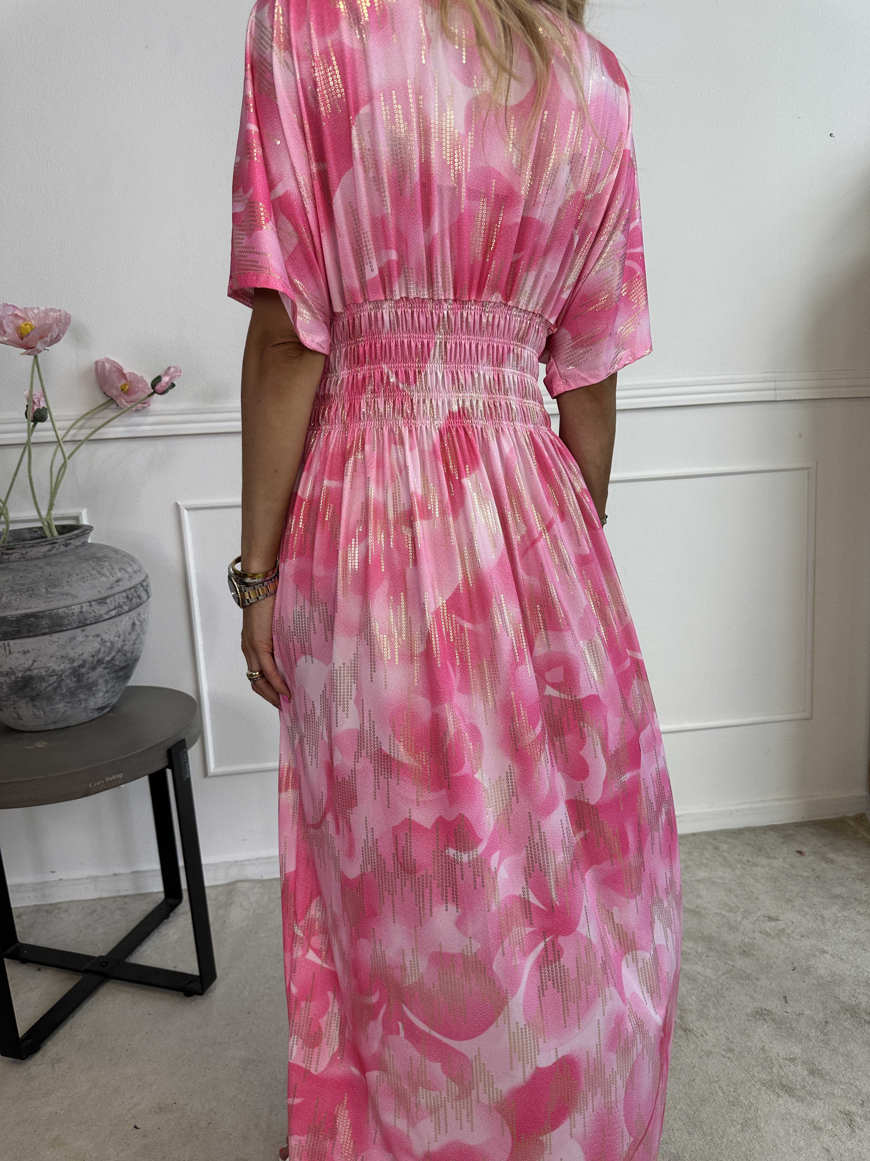 Pams Glamorous - Lång elastisk klänning med fina gulddetaljer