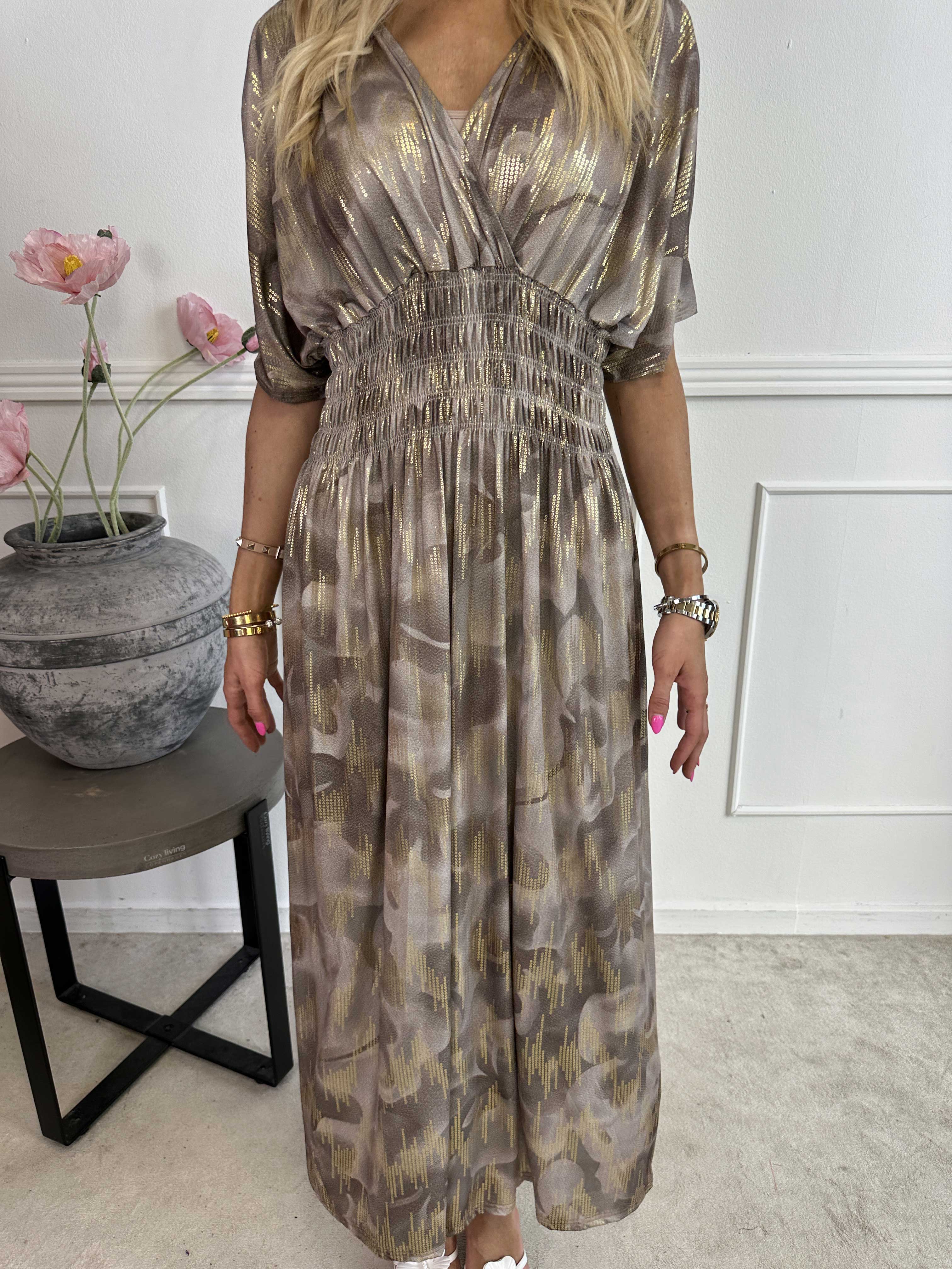 Pams Glamorous - Lång elastisk klänning med fina gulddetaljer