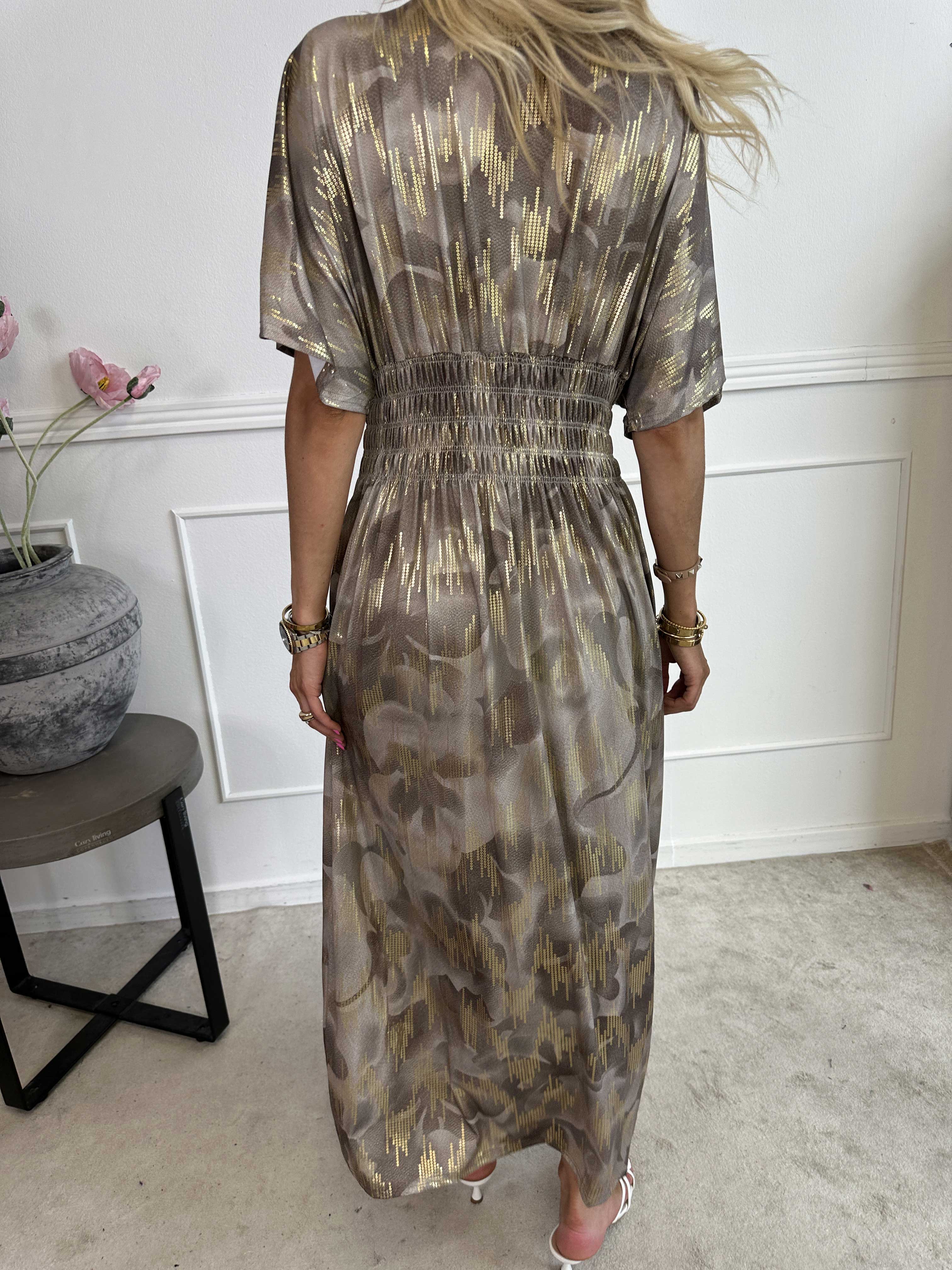 Pams Glamorous - Lång elastisk klänning med fina gulddetaljer