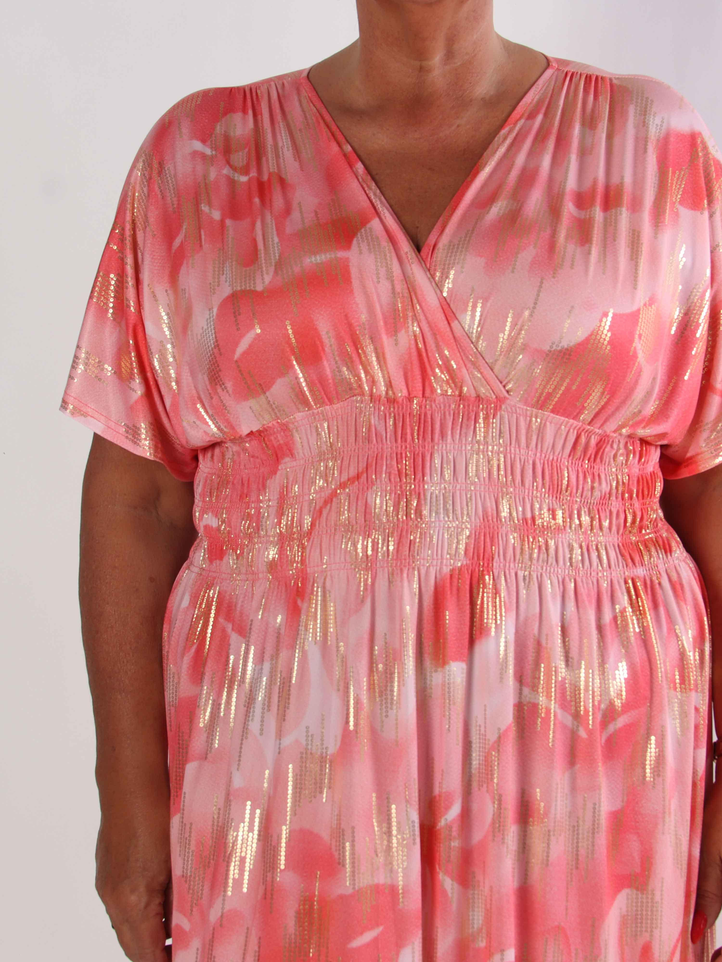 Pams Glamorous - Elastiskt plus size klänning med fina gulddetaljer