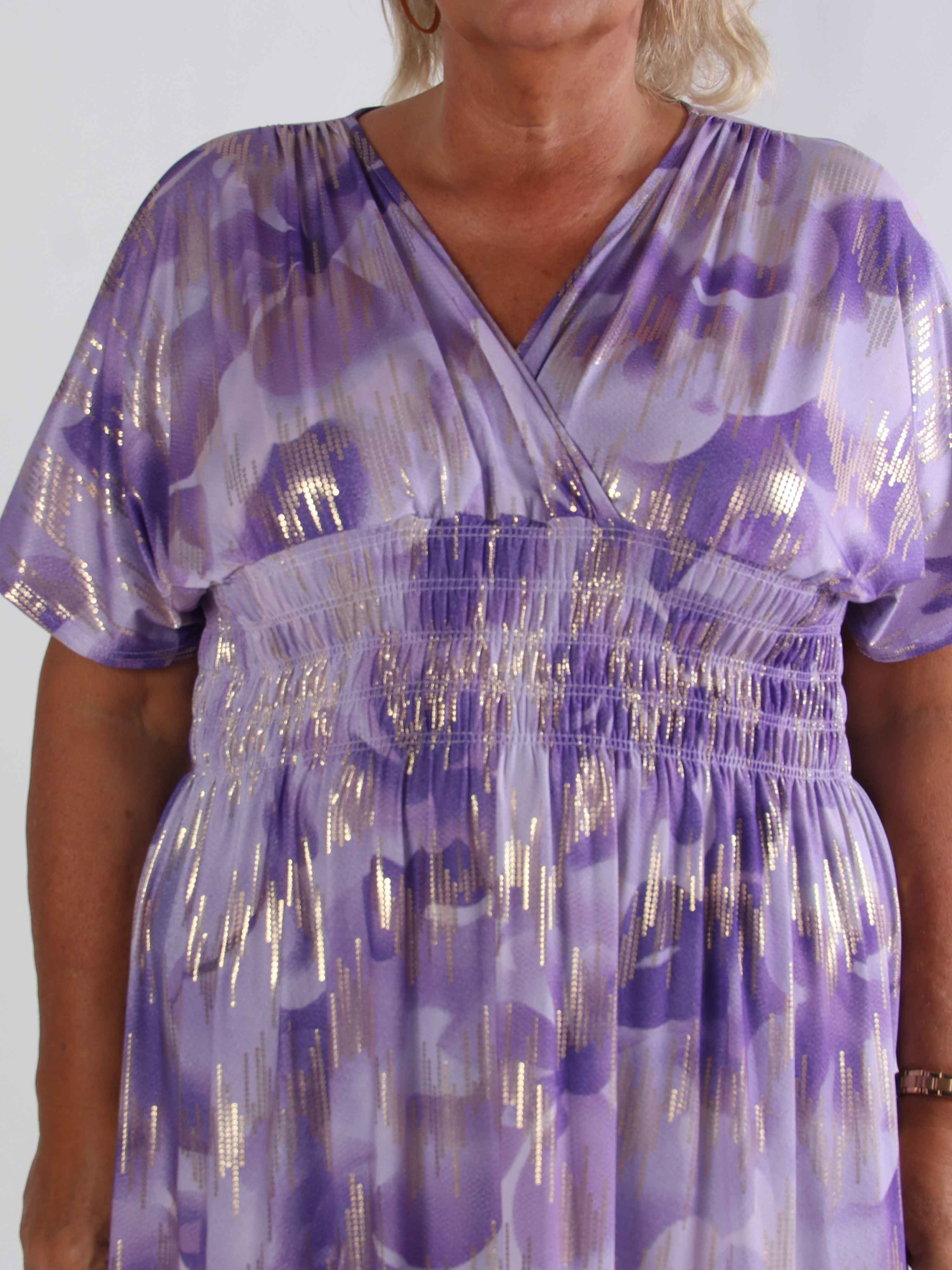 Pams Glamorous - Elastiskt plus size klänning med fina gulddetaljer