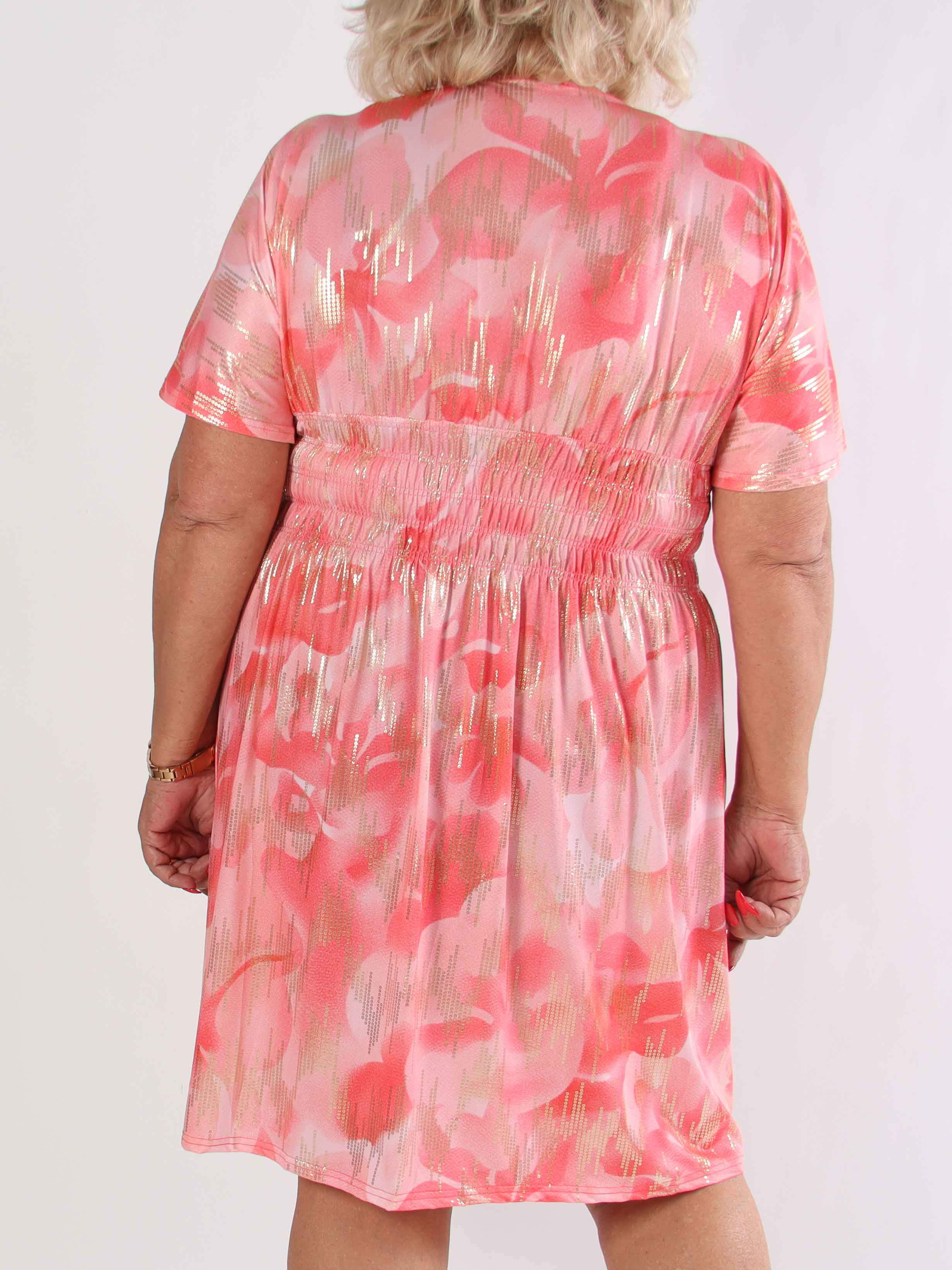 Pams Glamorous Short - Elastisk plus size klänning med fina gulddetaljer