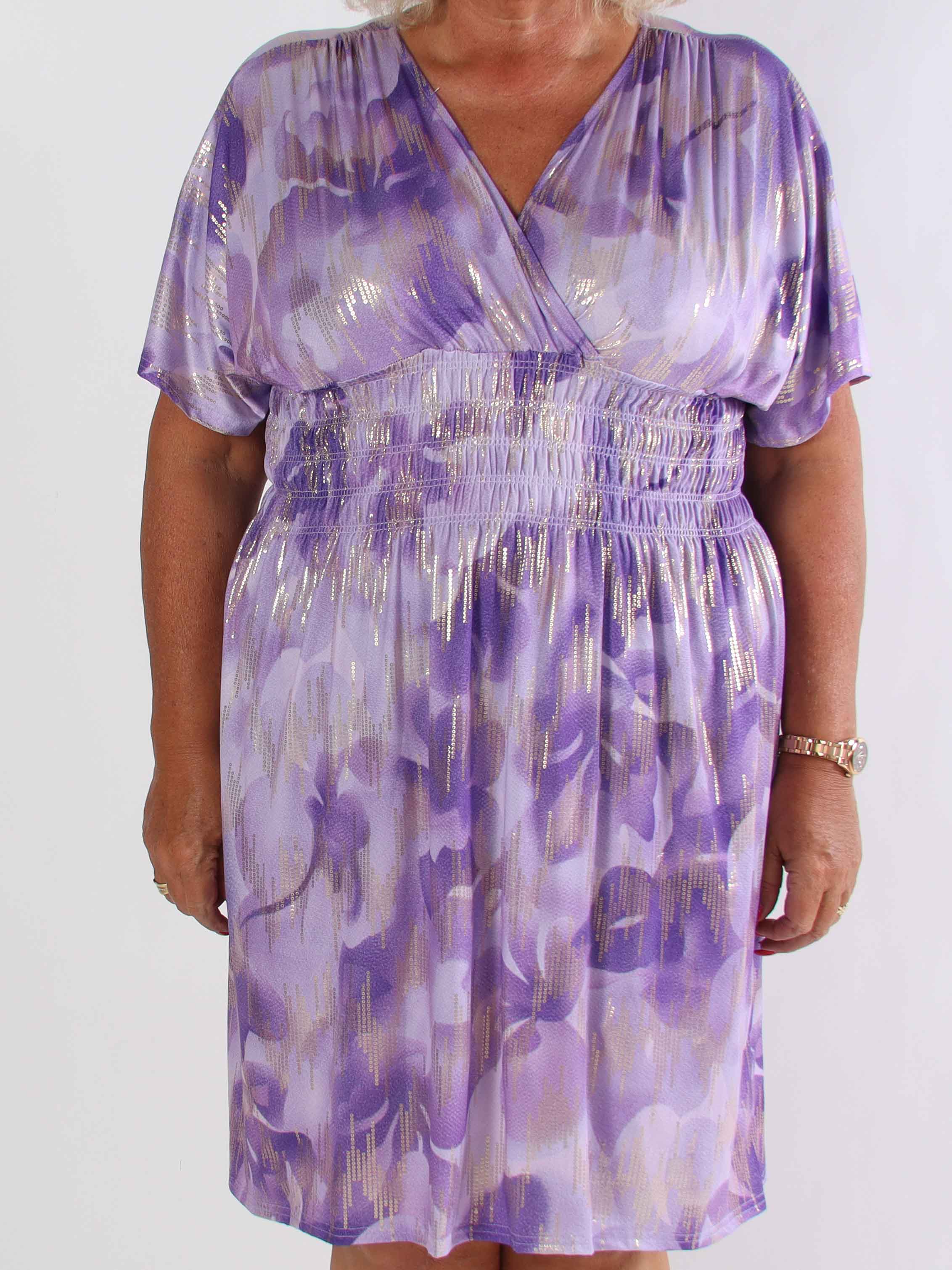 Pams Glamorous Short - Elastisk plus size klänning med fina gulddetaljer