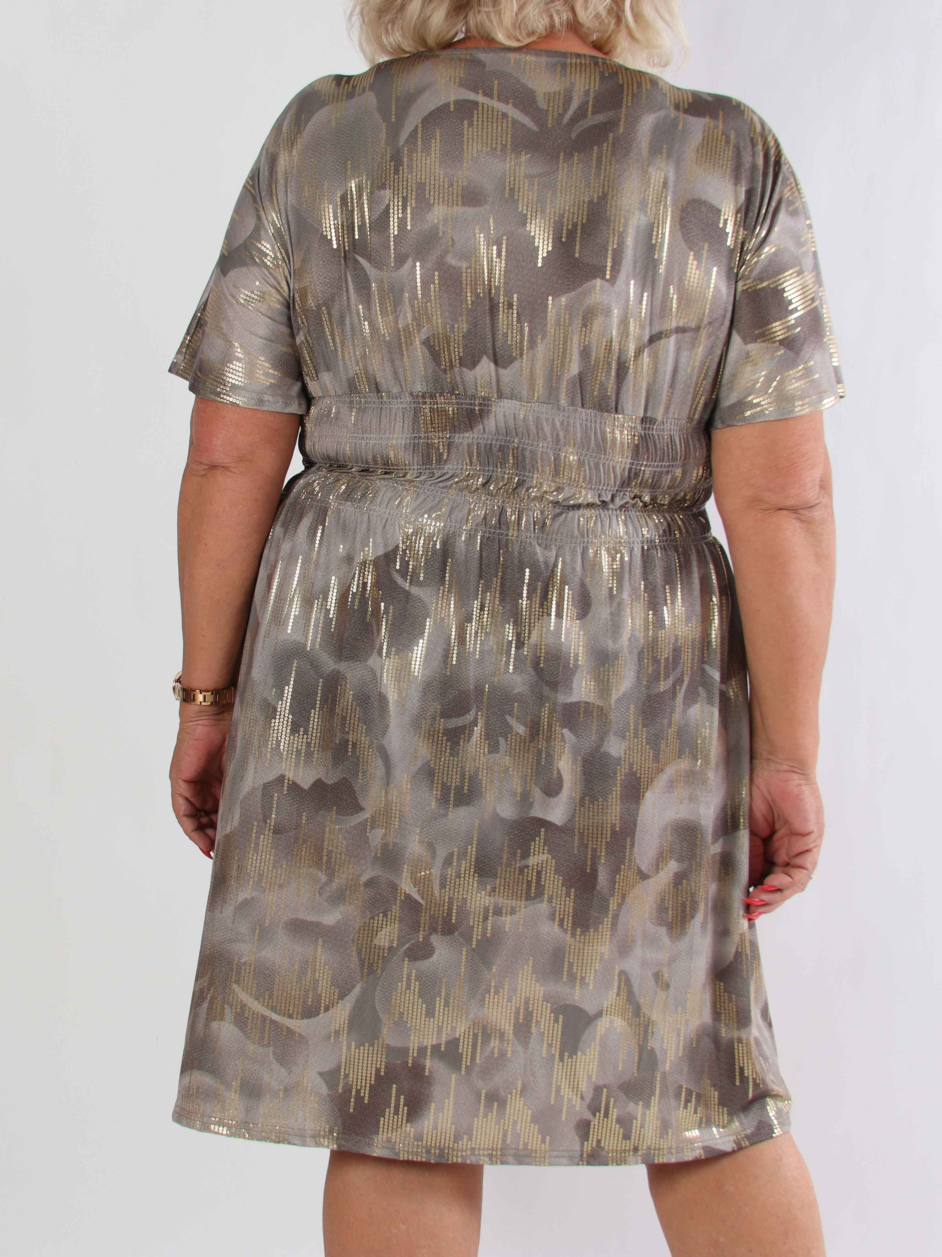 Pams Glamorous Short - Elastisk plus size klänning med fina gulddetaljer