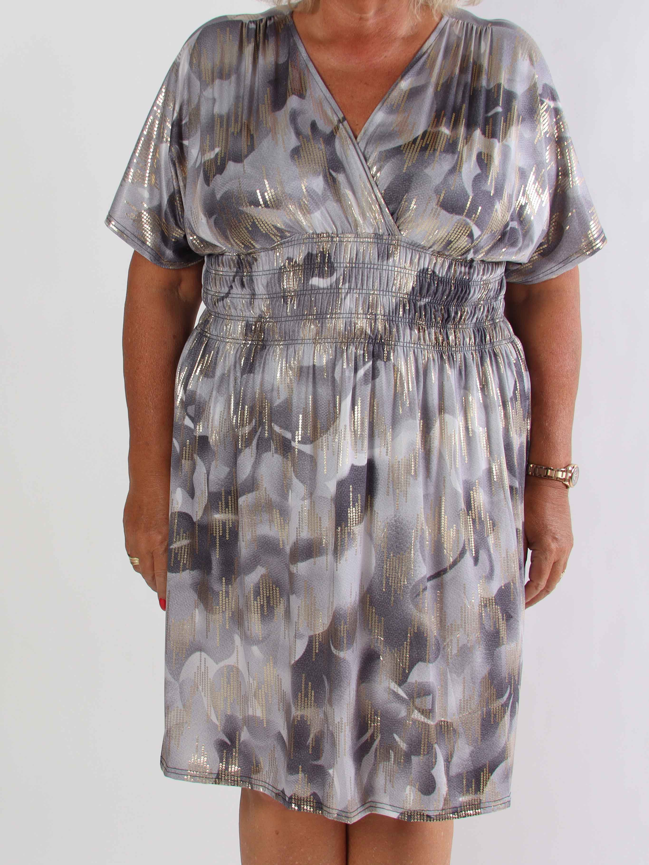 Pams Glamorous Short - Elastisk plus size klänning med fina gulddetaljer