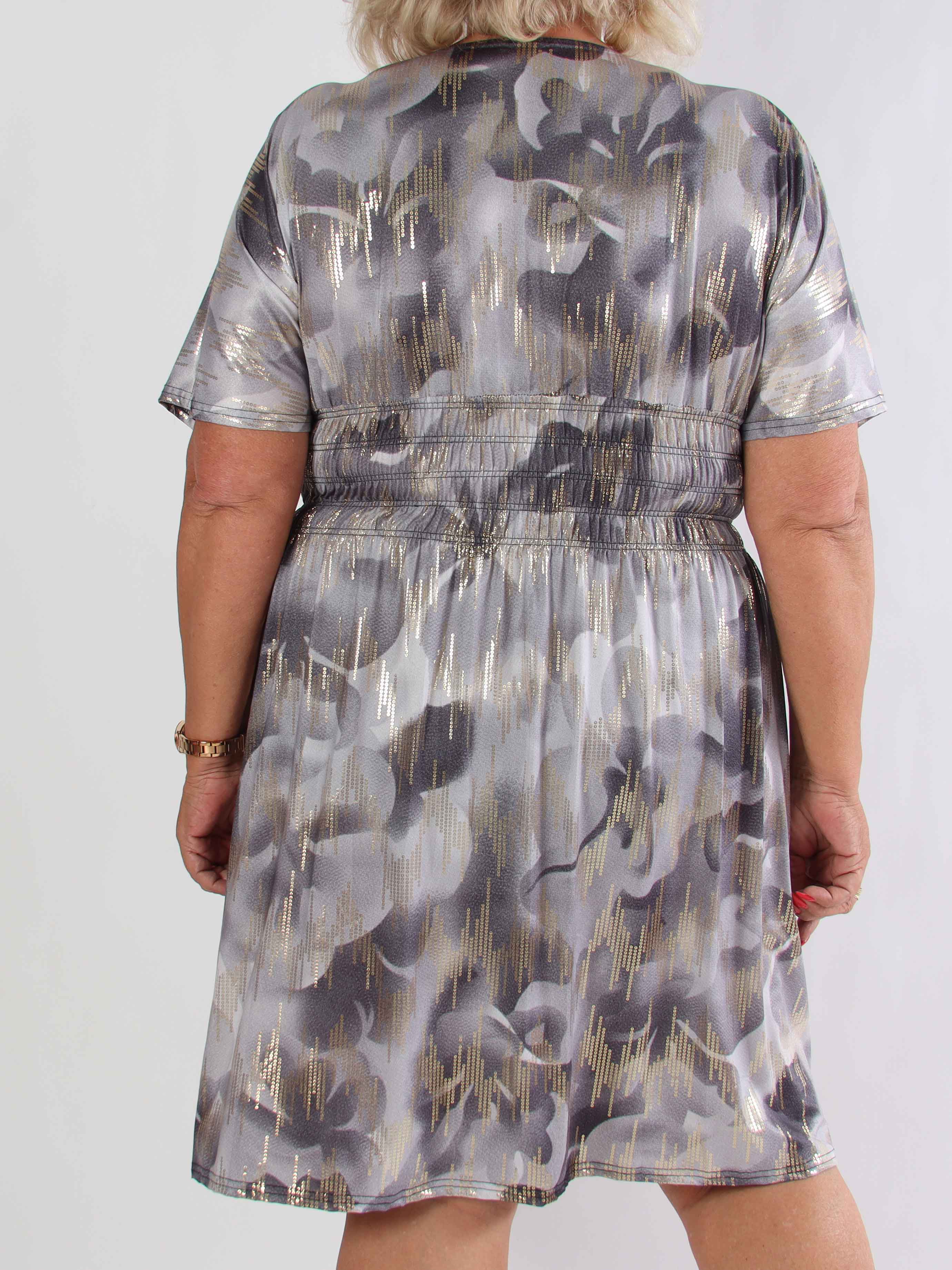 Pams Glamorous Short - Elastisk plus size klänning med fina gulddetaljer