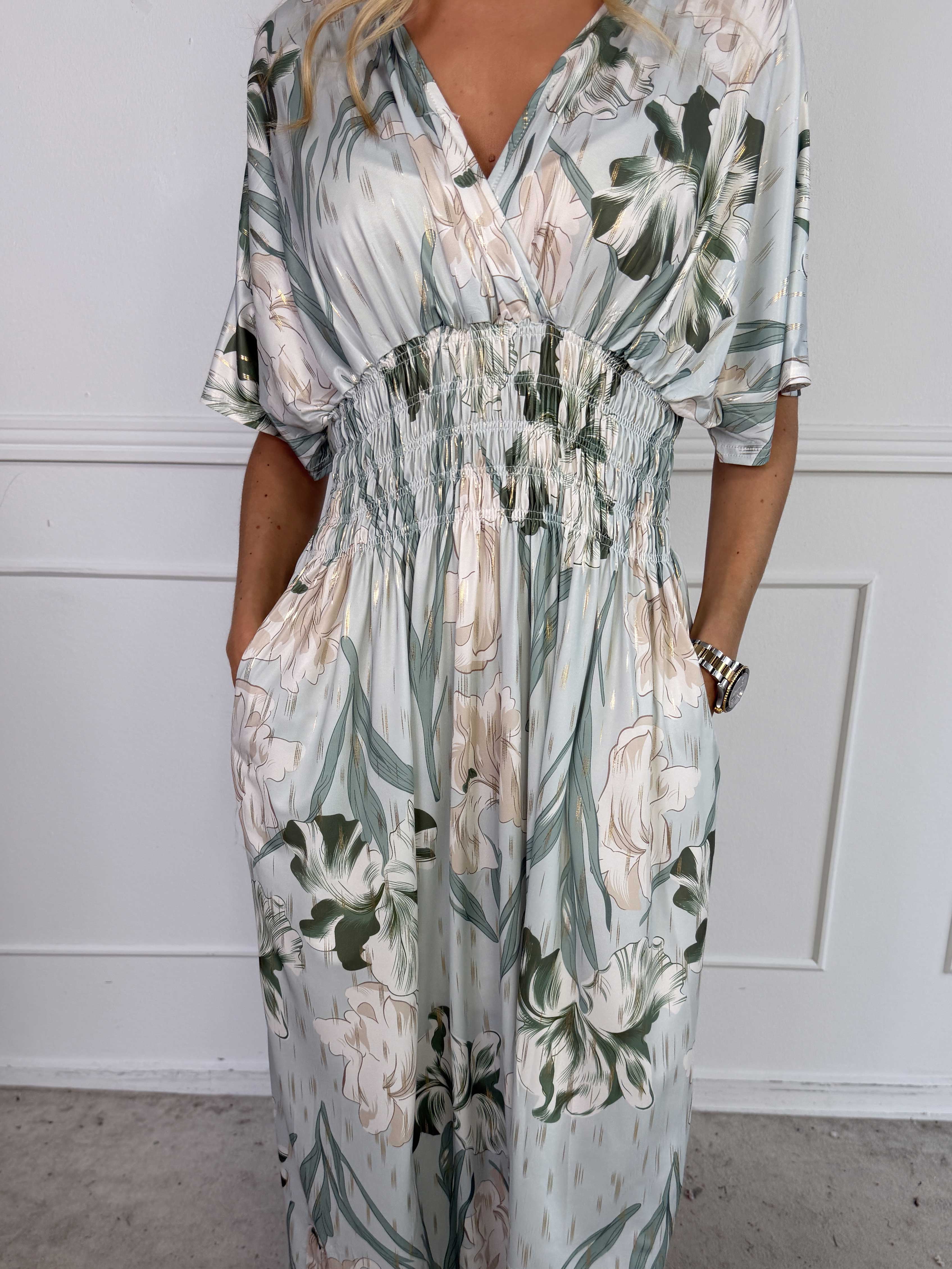 Pams Kvitka - Lång, stretchig blommig klänning med gulddetaljer och fickor