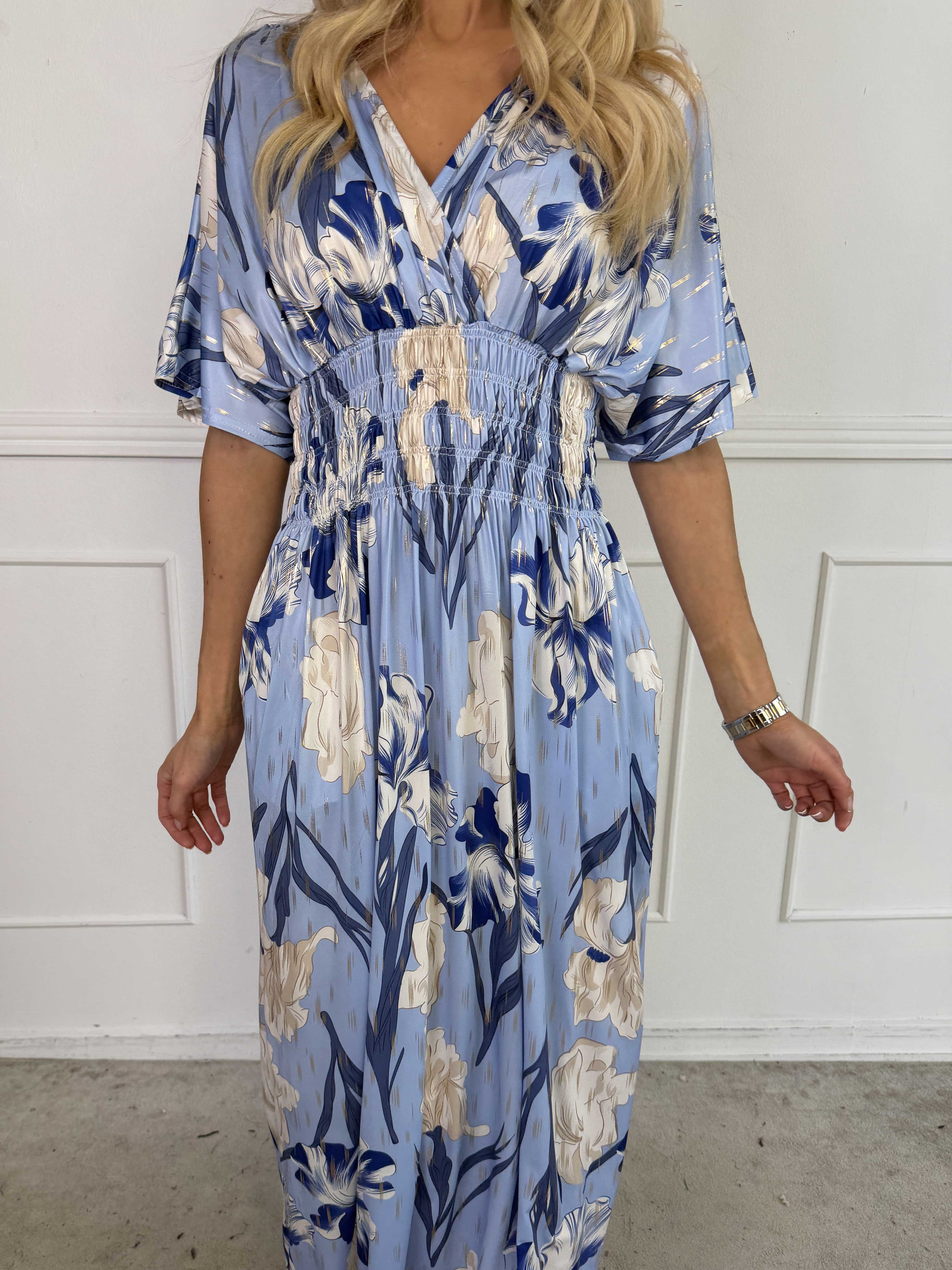 Pams Kvitka - Lång, stretchig blommig klänning med gulddetaljer och fickor