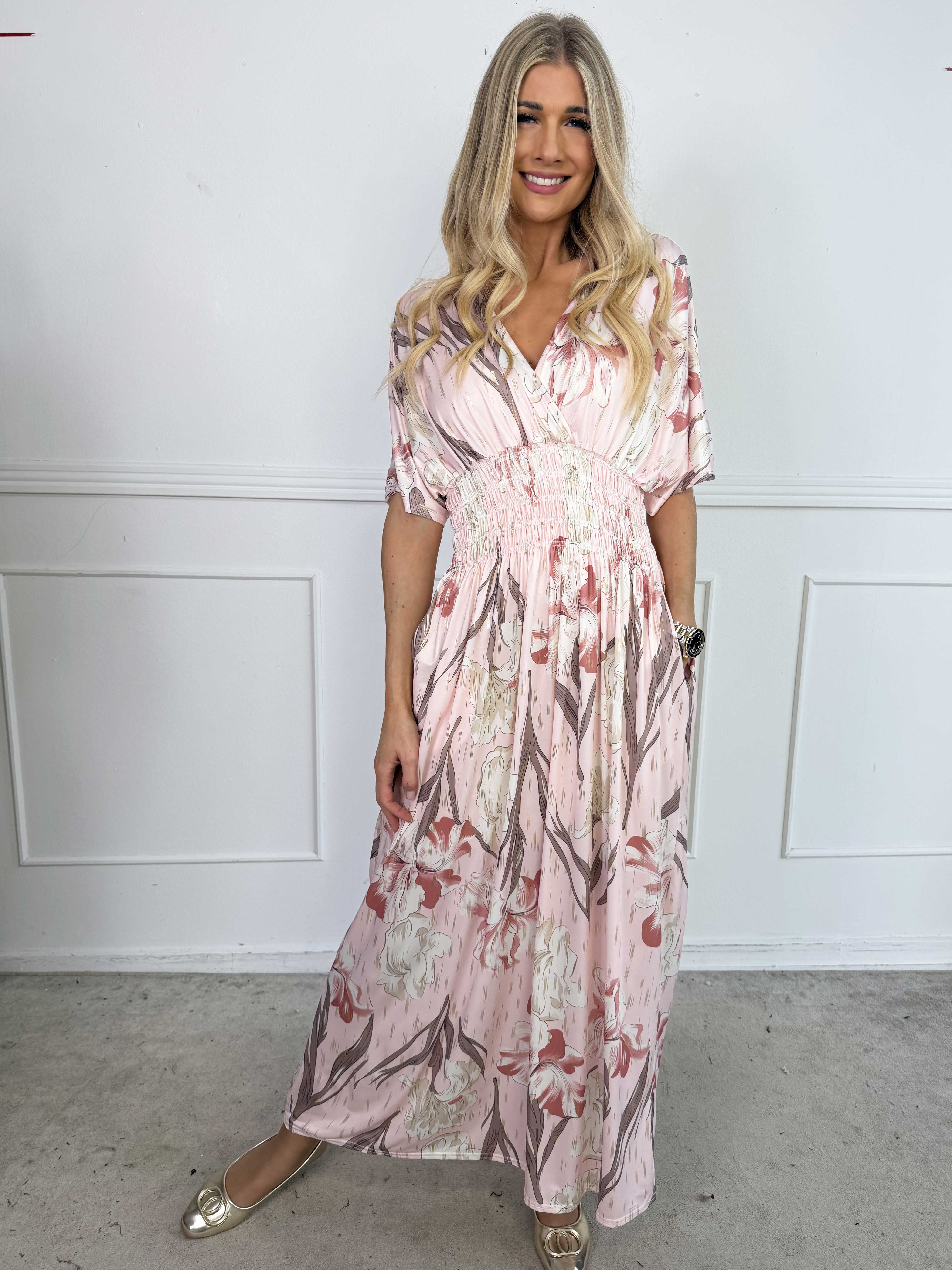 Pams Kvitka - Lång, stretchig blommig klänning med gulddetaljer och fickor