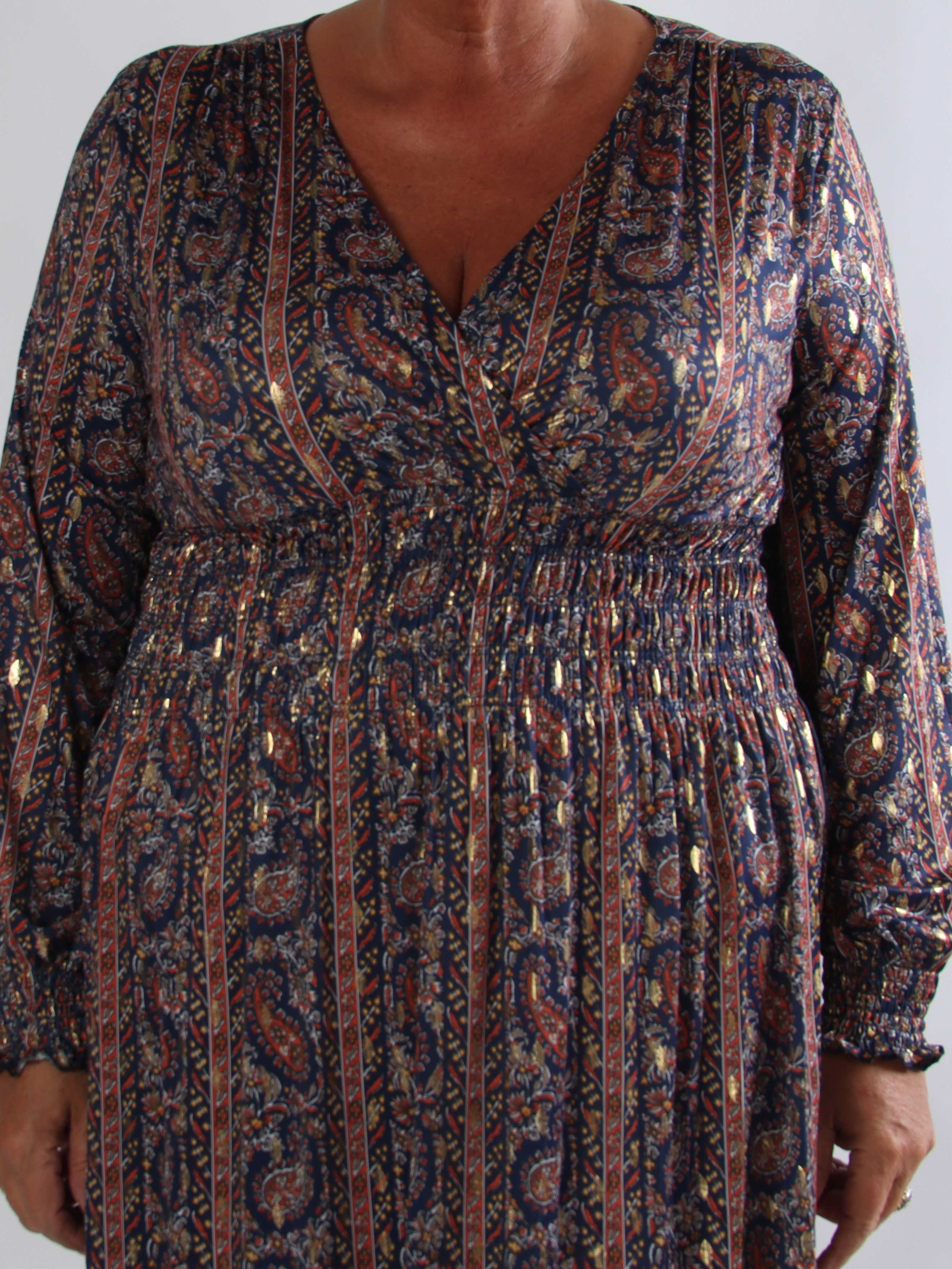 Pams Tapestry L/S - Plus size kjole med farverigt paisleyprint og elegante gulddetaljer