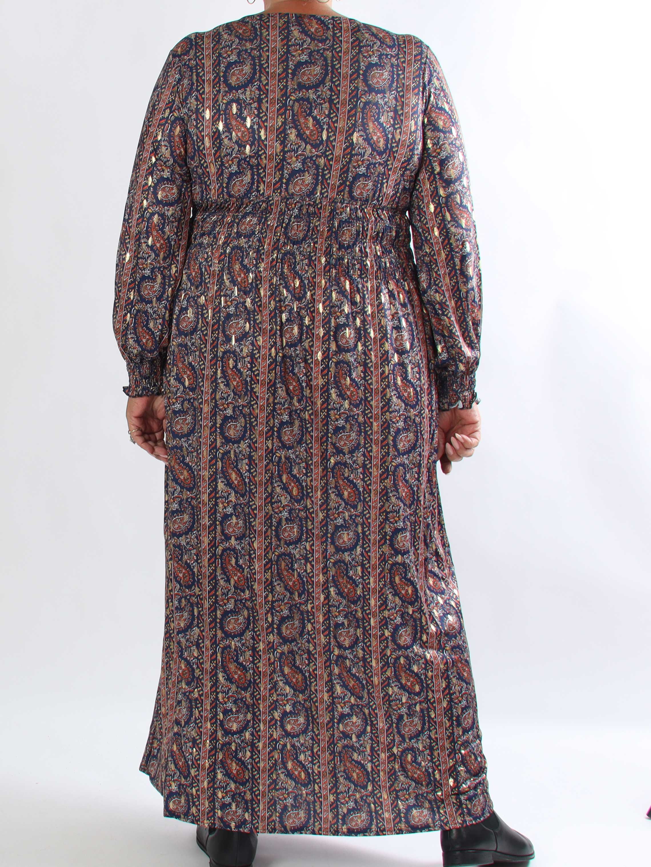 Pams Tapestry L/S - Plus size kjole med farverigt paisleyprint og elegante gulddetaljer