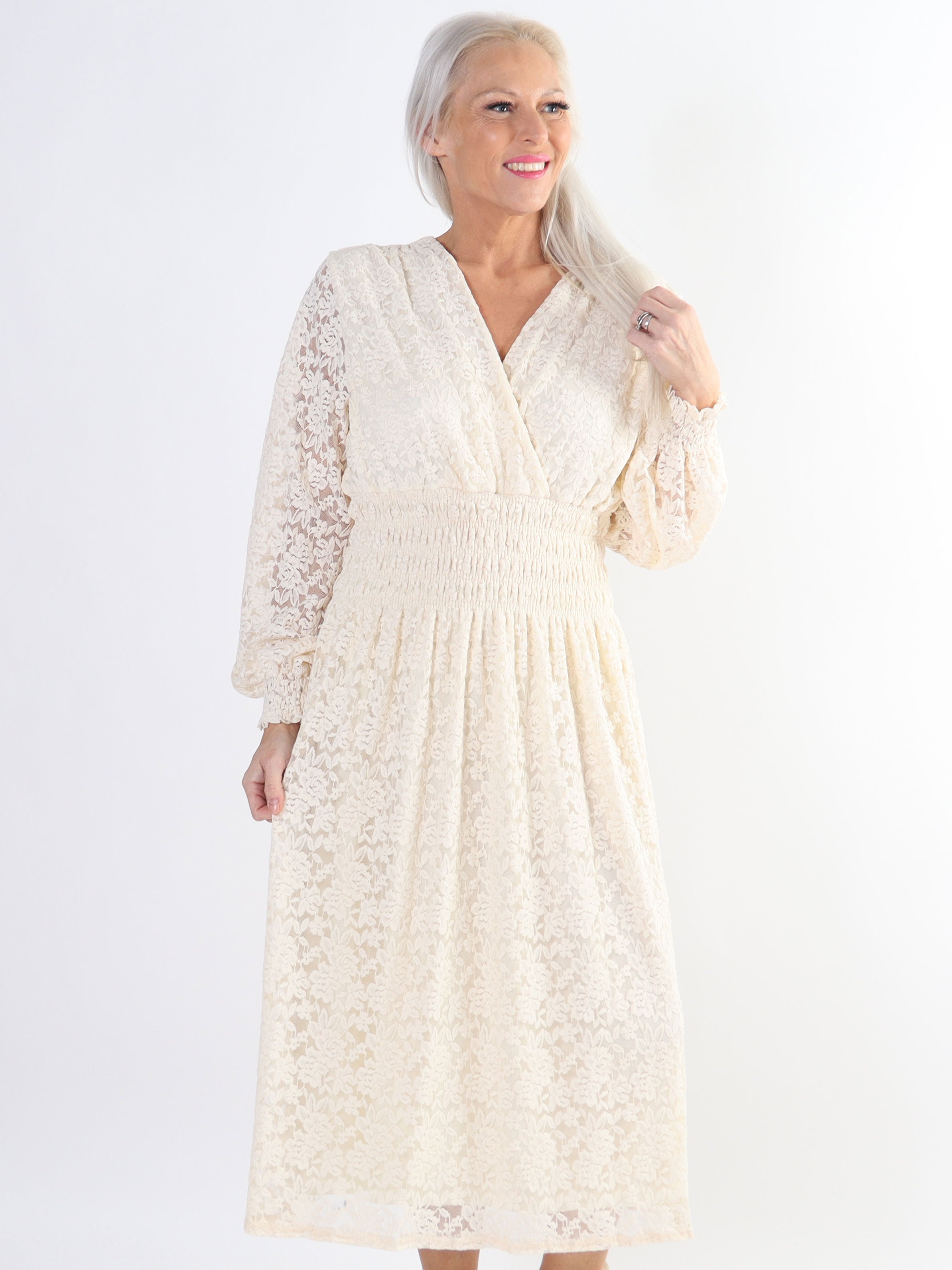 Pams Lace Midi L/S - Elastisk spetsklänning med lång ärm i stora storlekar