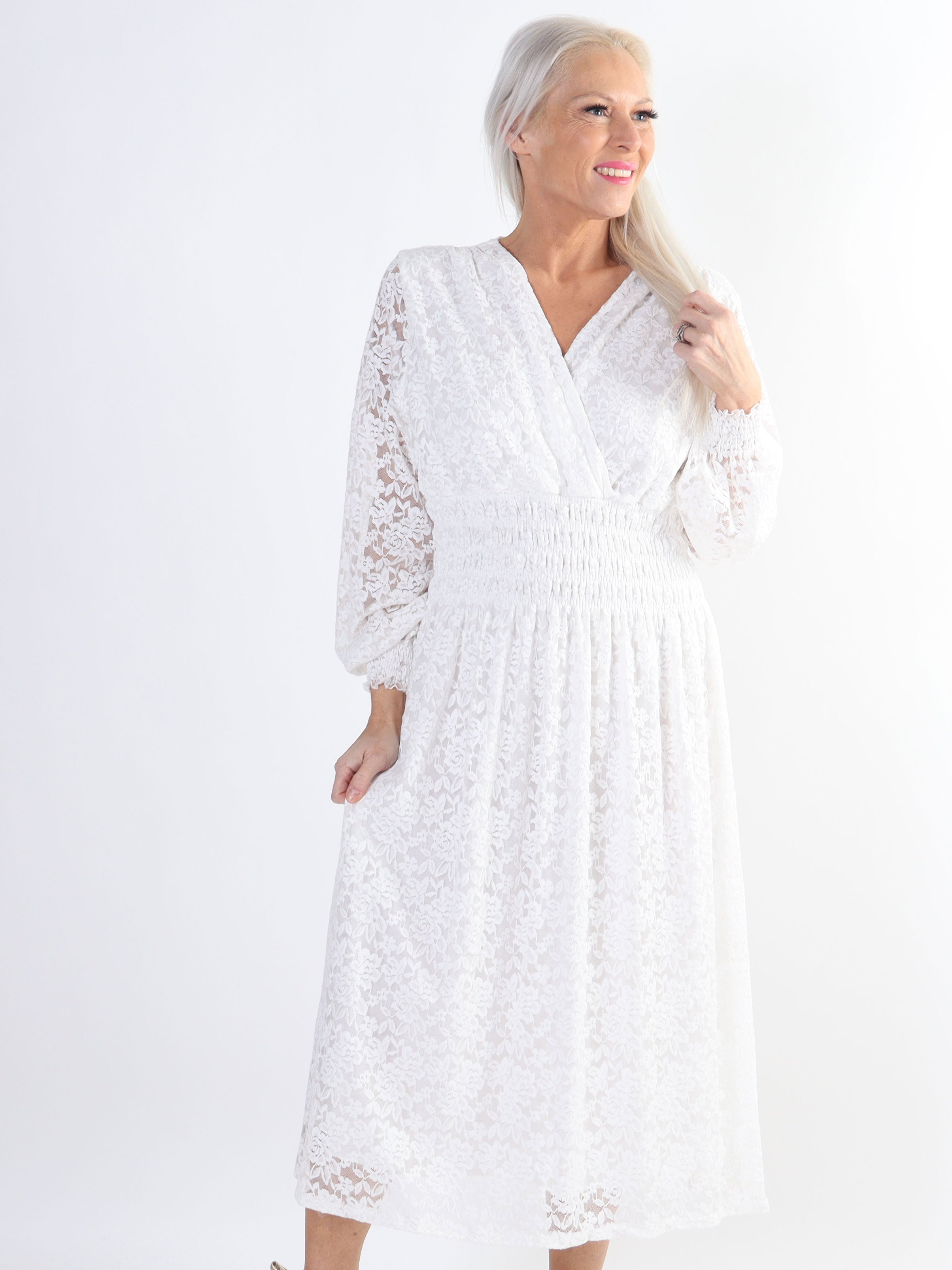 Pams Lace Midi L/S - Elastisk spetsklänning med lång ärm i stora storlekar