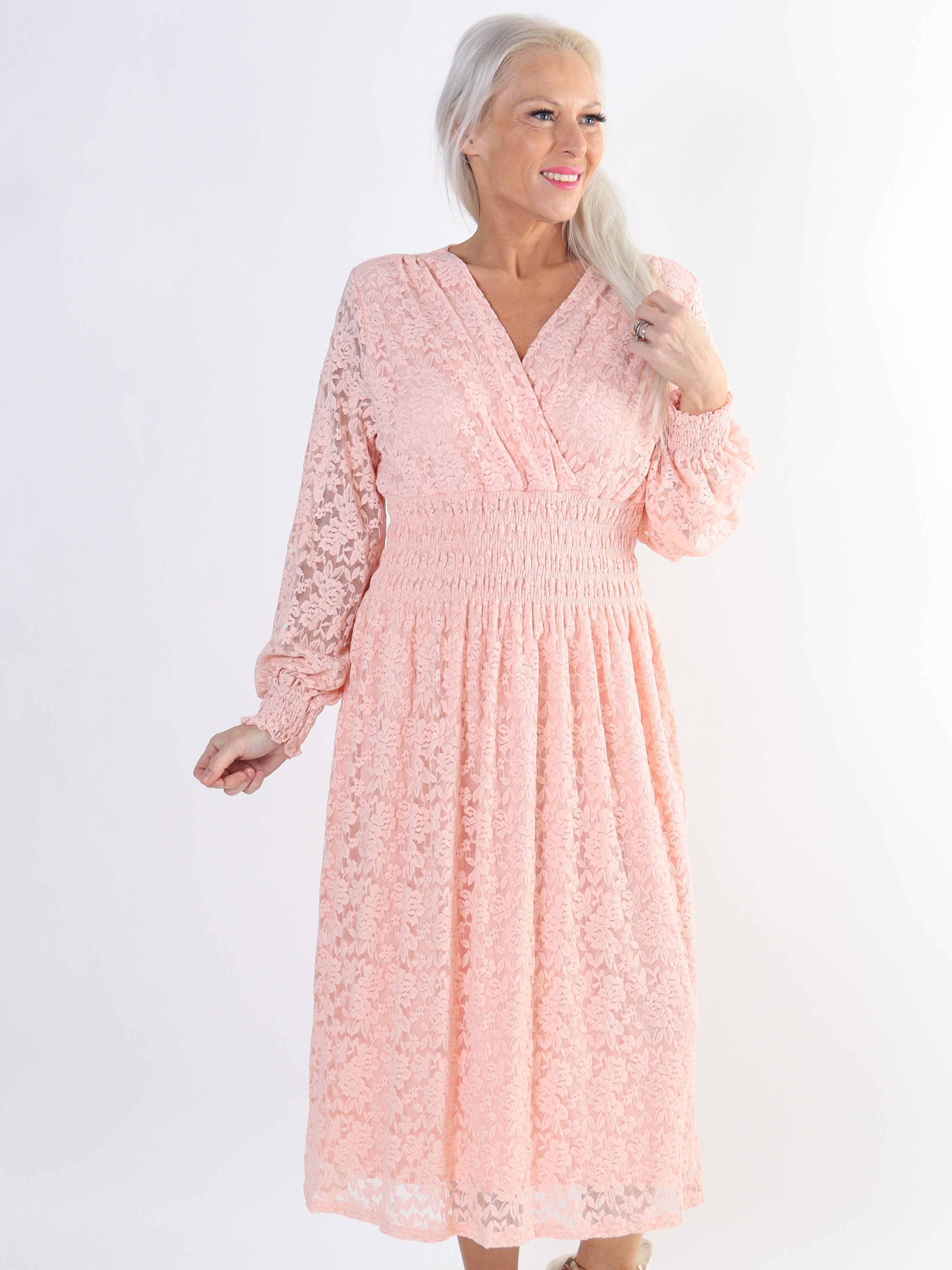 Pams Lace Midi L/S - Elastisk spetsklänning med lång ärm i stora storlekar