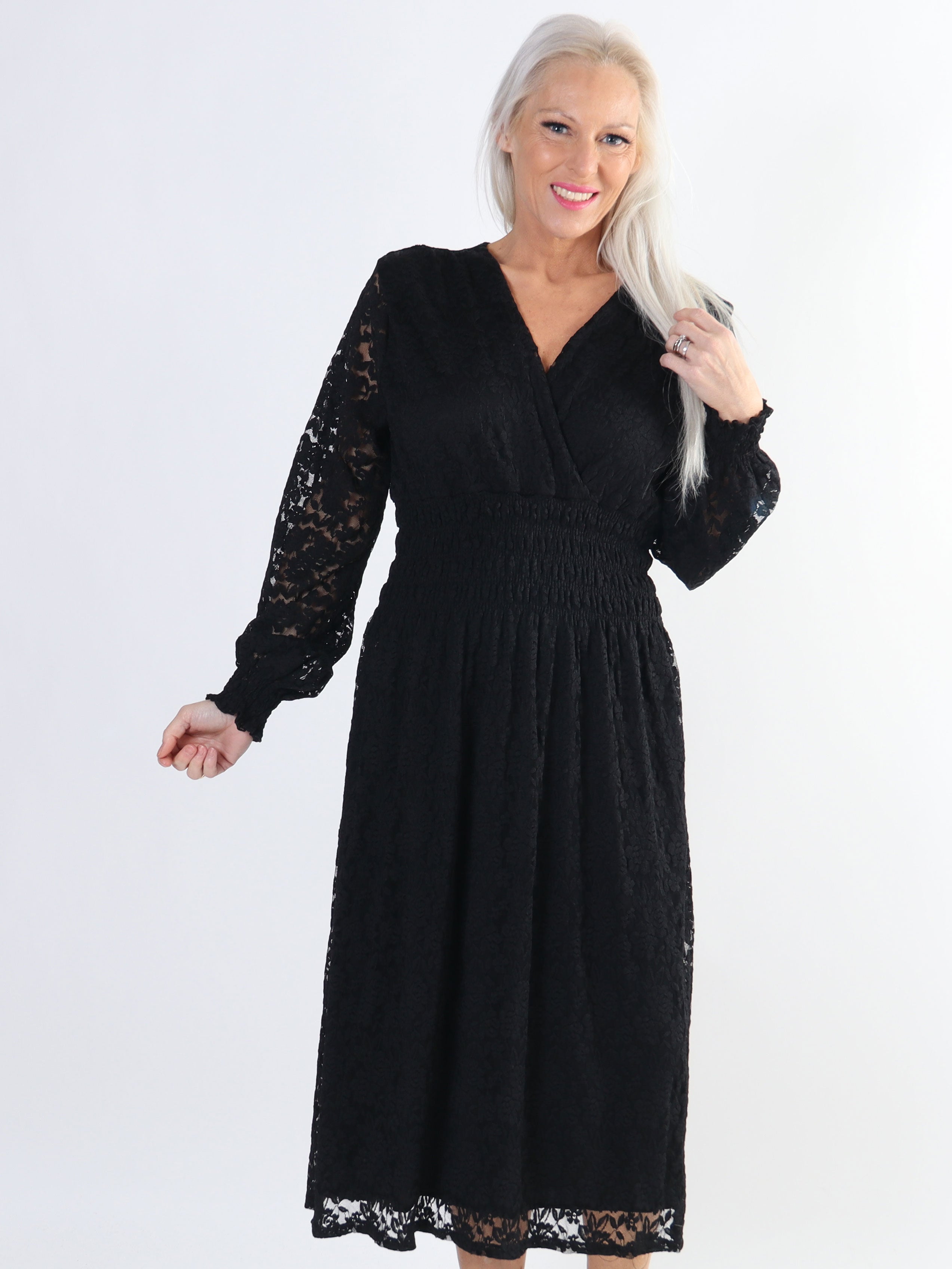 Pams Lace Midi L/S - Elastisk spetsklänning med lång ärm i stora storlekar