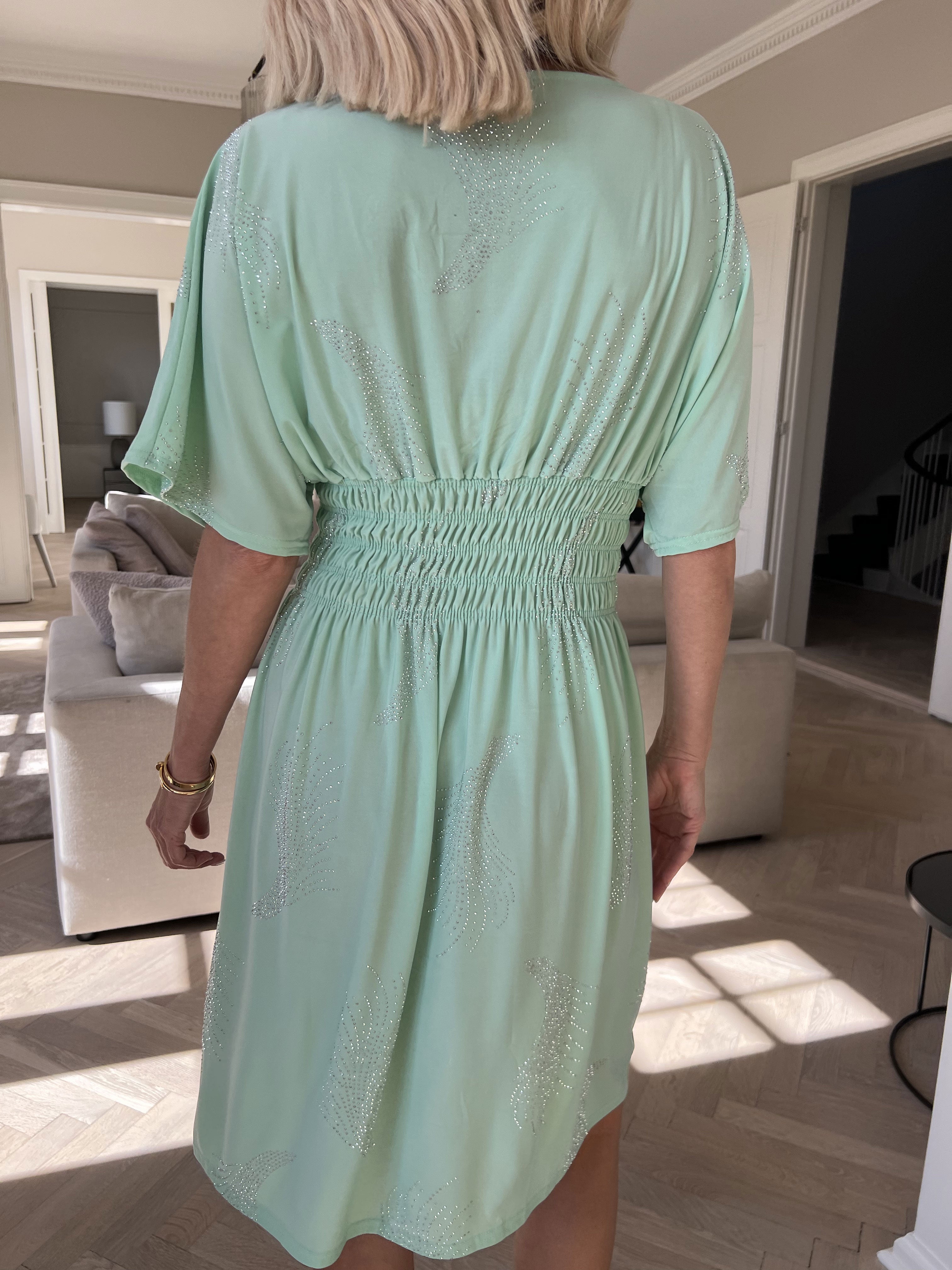 Pams Leaf Crystal Short - Stretchklänning med strassmönster