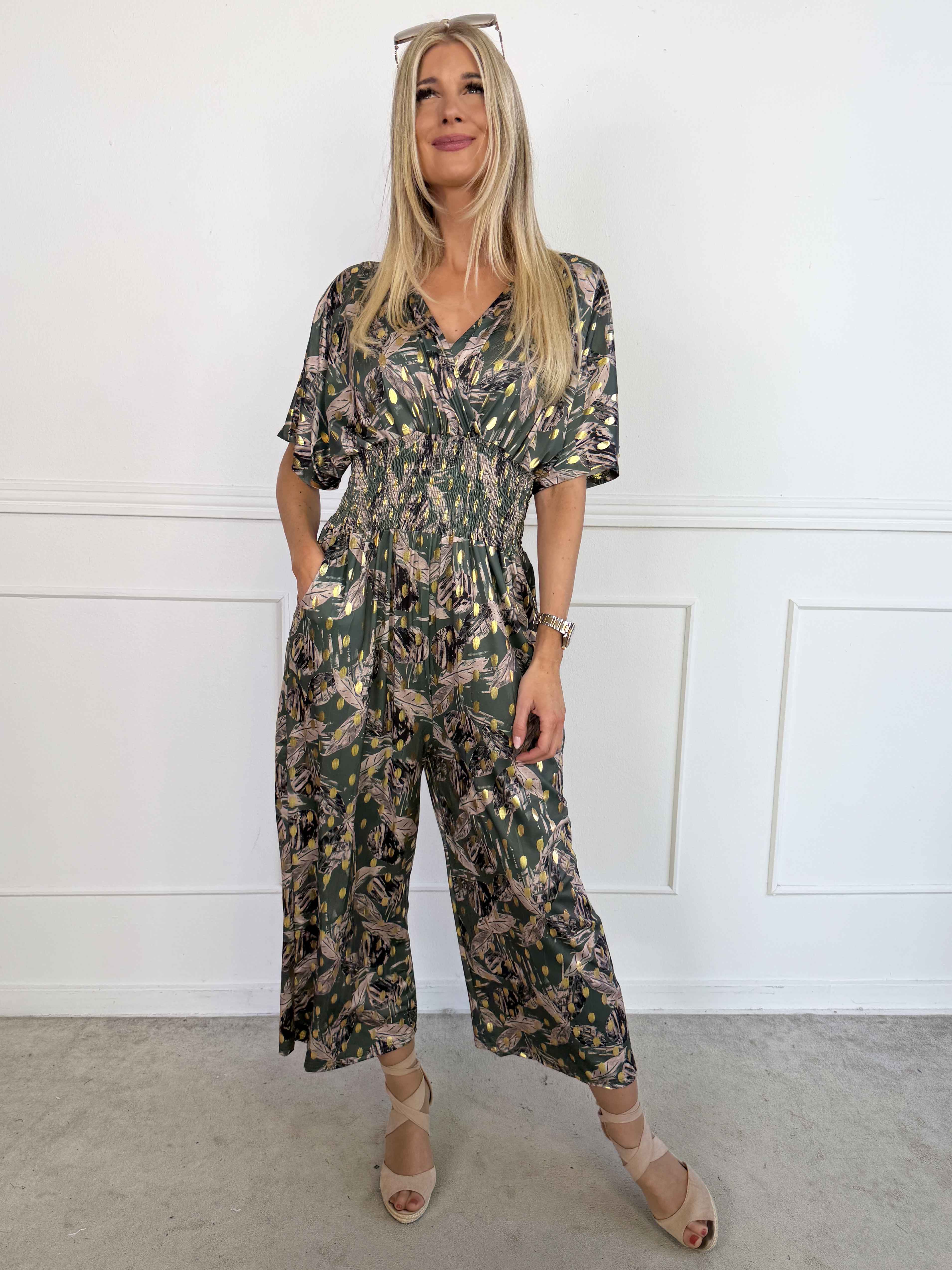 Pams Leafage Jumpsuit - Plus size jumpsuit i lövmönster med guldfärgade tofsar