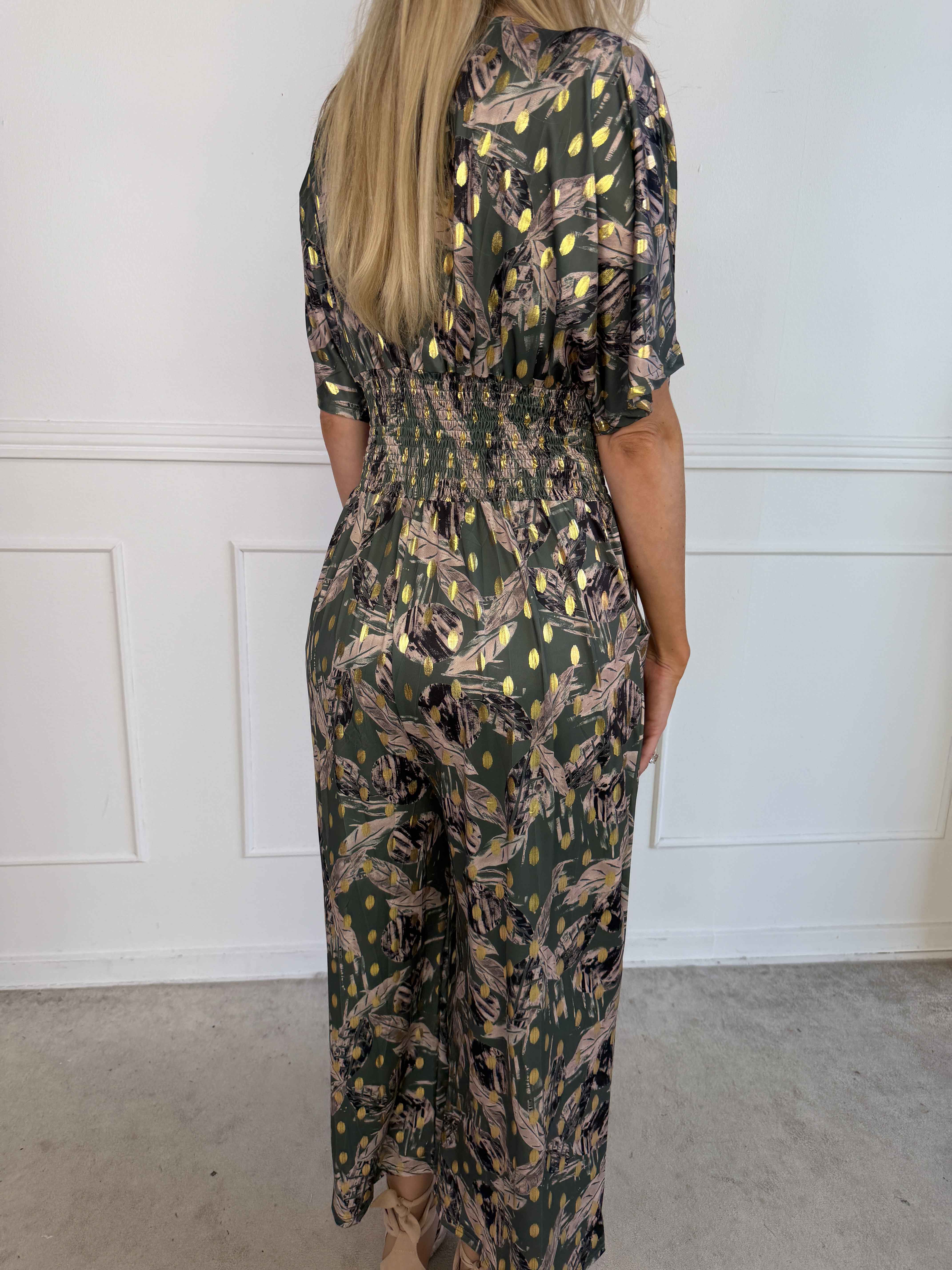 Pams Leafage Jumpsuit - Plus size jumpsuit i lövmönster med guldfärgade tofsar